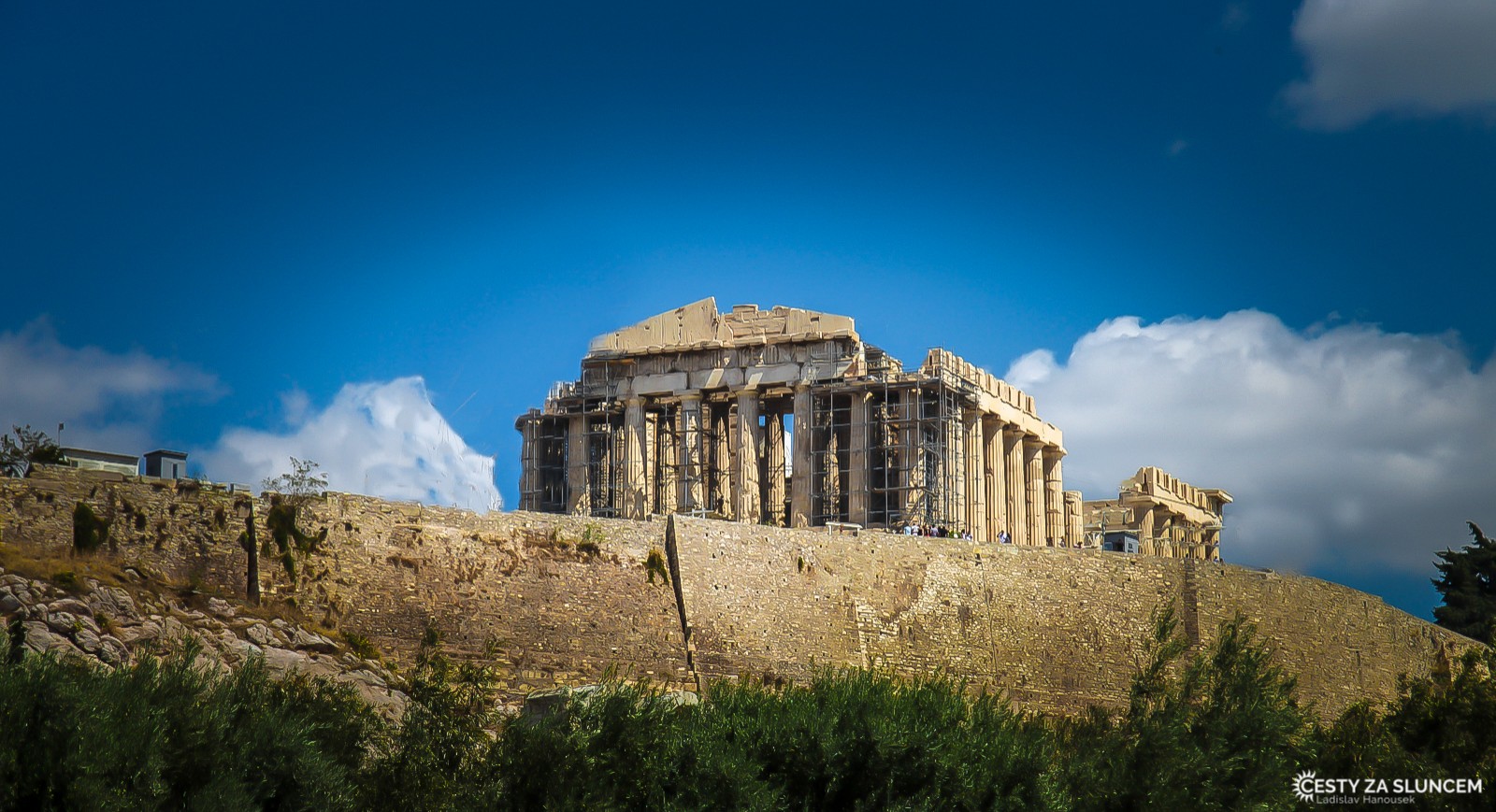 Parthenón byl hlavním chrámem antických Athén zasvěceným bohyni Athéně Parthenos. Byl vystavěn v letech 447 - 438 př. n. l. na athénské Akropoli. V současné době je rozsáhle opravován. - Ladislav Hanousek, Řecko