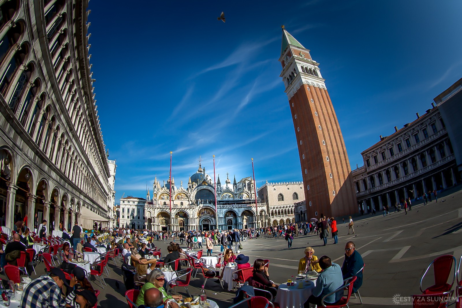 Náměstí sv. Marka je obklopeno nejslavnějšími benátskými budovami, jako je Basilica di San Marco, která se stala symbolem Benátek. Bazilika byla postavena v byzantském slohu, ale dnešní podobu získala v 15. století. Je bohatě zdobena mozaikami a zlatem. Věž Campanila nabízí široký pohled na město a celou benátskou lagunu. - Ladislav Hanousek, Itálie