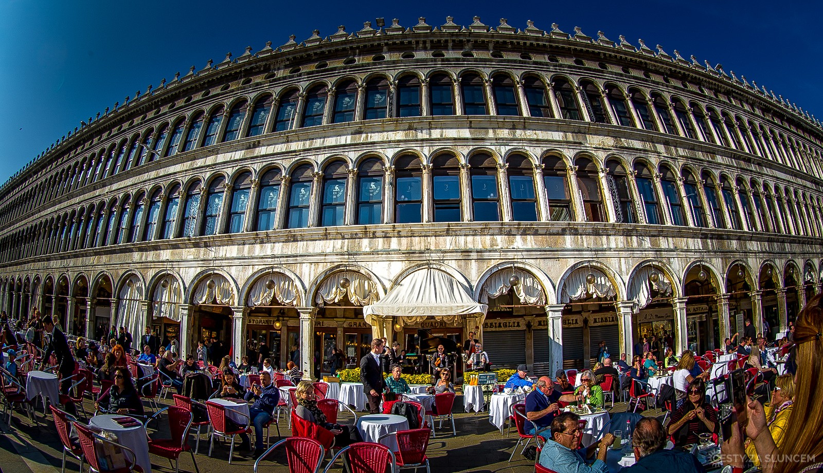 Náměstí svatého Marka je hlavní náměstí Benátek. Je pojmenováno po evangelistovi Markovi, patronovi Benátek. Jako ústřední dominanta Benátek je náměstí velmi oblíbené u turistů a benátských holubů. Dóžecí palác je postavený v gotickém stylu a v současnosti je před ním několik příjemných kaváren. - Ladislav Hanousek, Itálie