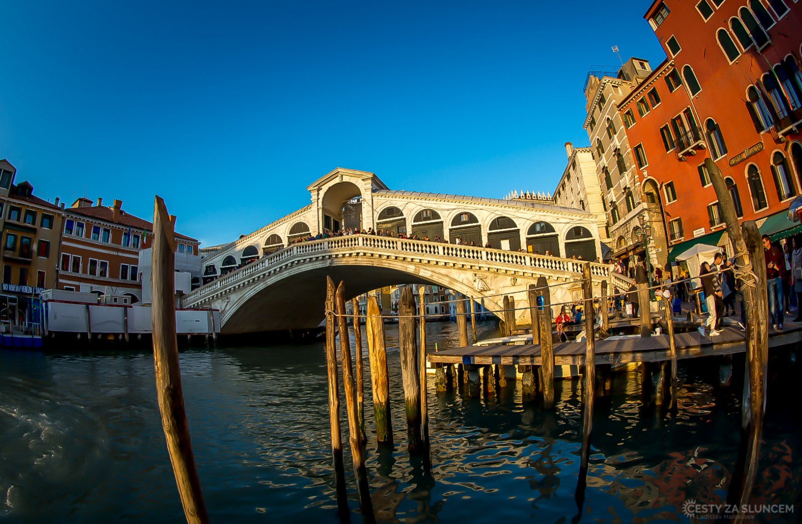 Most Rialto je jedním ze čtyř mostů, které dnes vedou přes Canal Grande. Leží v samém centru Benátek nejblíže k náměstí Sv. Marca. Jedná se také o most nejstarší a podle mnohých i nejhezčí. Postaven byl ve 14. století v renesančním slohu. Most je z větší části krytý a dokonce se na něm nacházejí malé obchůdky. - Ladislav Hanousek, Itálie