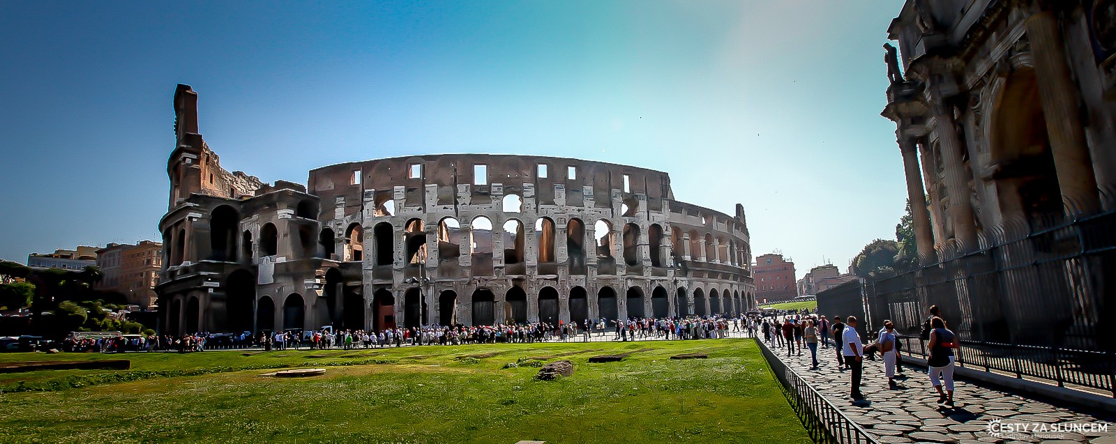 Koloseum nebo Římské koloseum, původně Flaviovský amfiteátr, je oválný amfiteátr v centru města Říma v Itálii. Jde o největší amfiteátr, který byl kdy v římské říši postaven. Je to jedno z velkých děl římské architektury (Wikipedie). - Ladislav Hanousek, Itálie