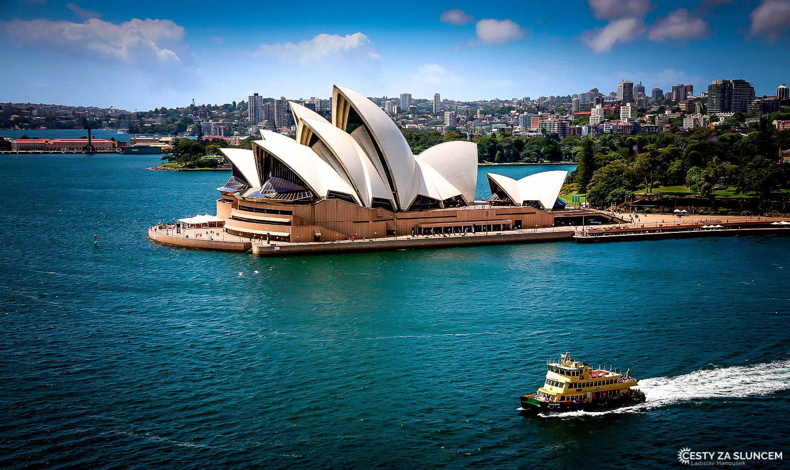 Budova opery proslavila Sydney po celém světě. Z dálky připomíná lastury či lodní plachty. - Ladislav Hanousek, Východní Austrálie