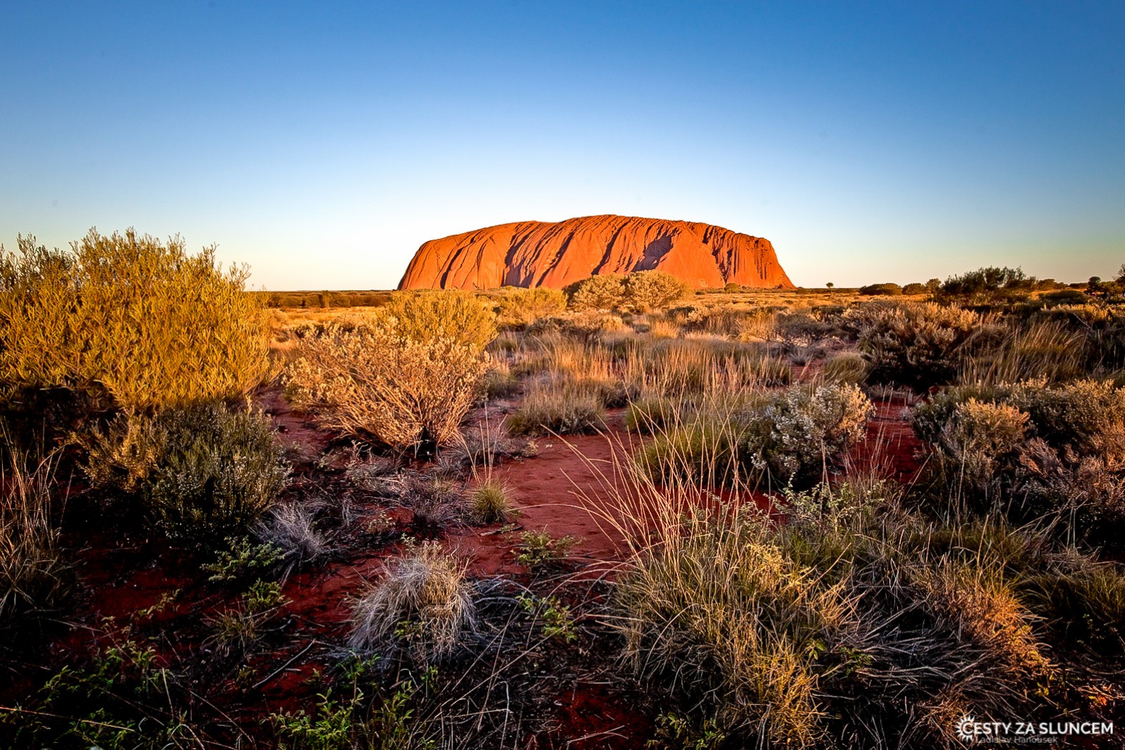 Uluru - Ayersova skála. Čím později odpoledne, tím je více červená. - Ladislav Hanousek, Střední Austrálie