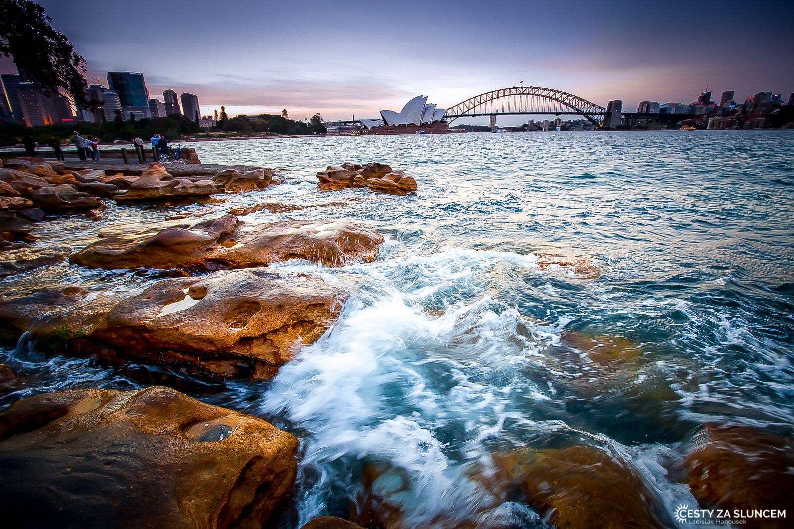 Sydney je mimořádné město. Těžko se o něm píše, těžko se fotografuje. Kdo si sedne na kameny na pobřeží a jen se dívá, pochopí to. - Ladislav Hanousek, Východní Austrálie