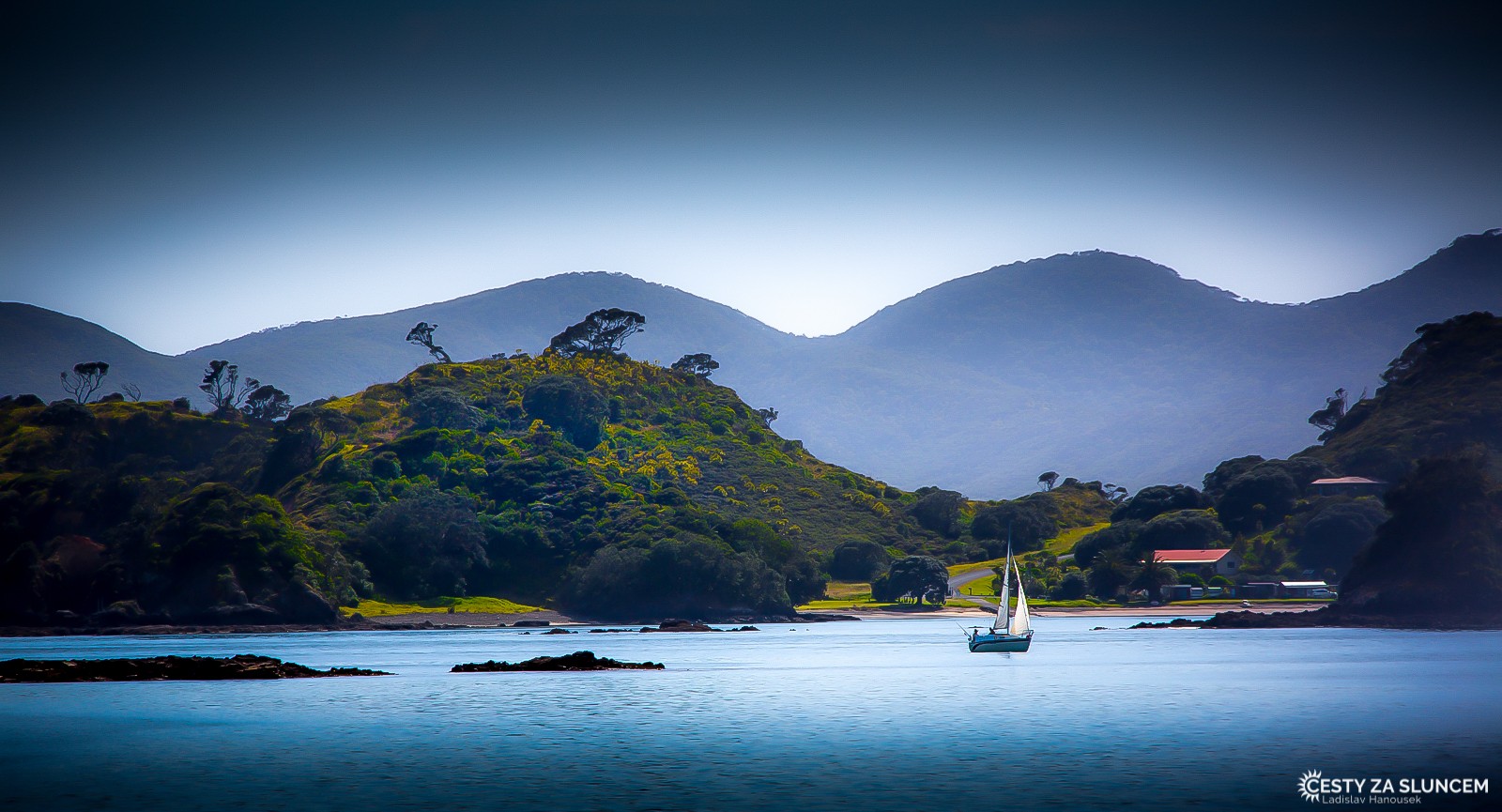 Zátoka Bay of Islands u města Paihia: Hole in the Rock Dolphin Cruise. - Ladislav Hanousek, Nový Zéland - Severní ostrov