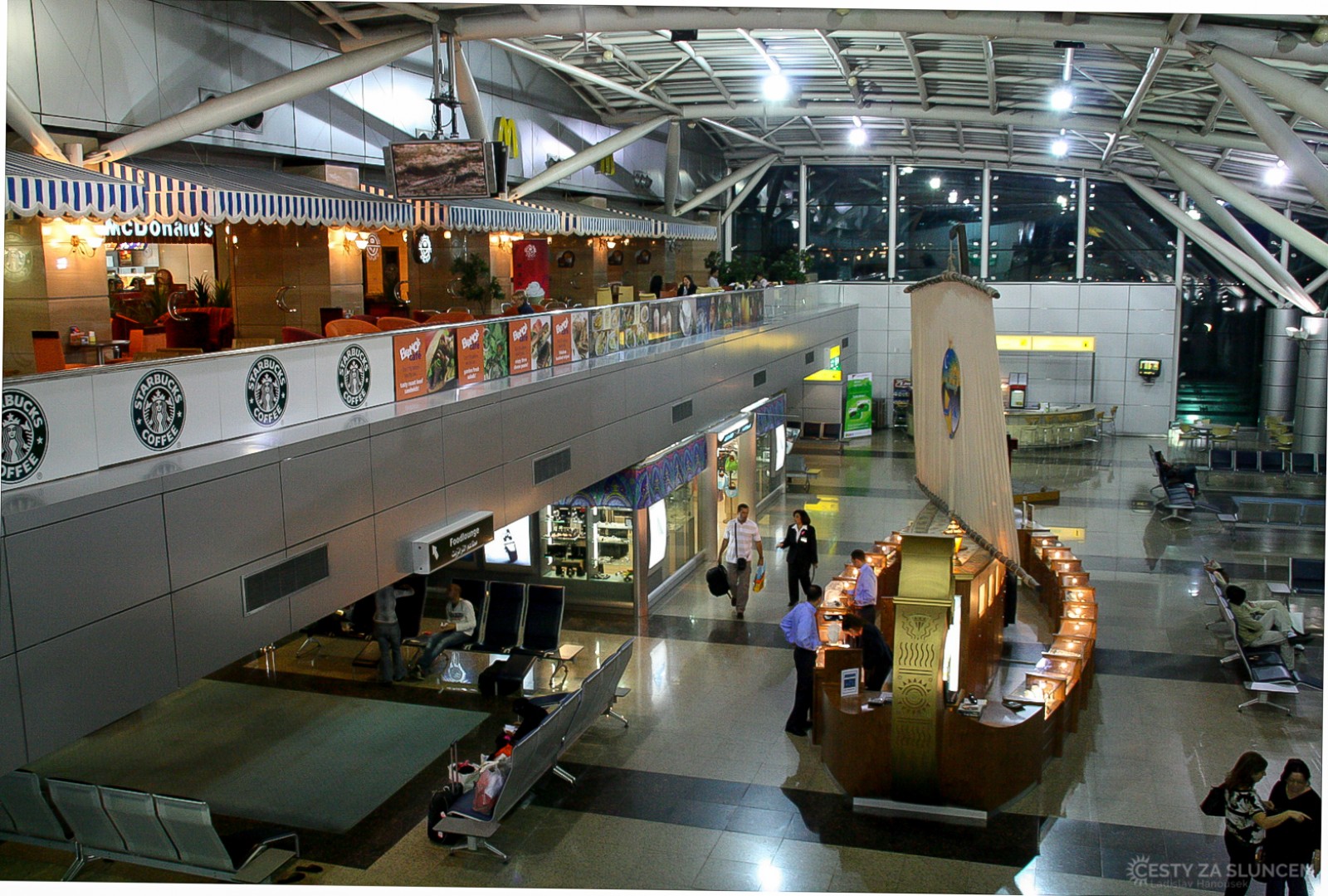 Johannesburg - příletová hala letiště - Ladislav Hanousek, Jihoafrická republika