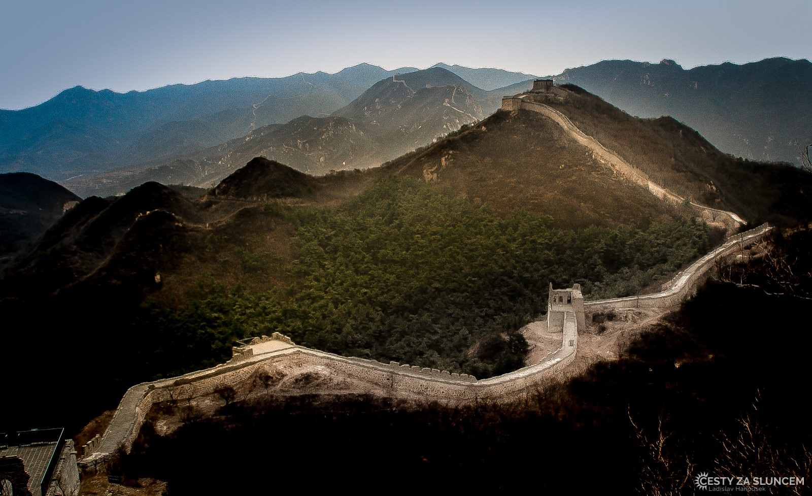 Celková délka Velké čínské zdi je dnes 8851 km. Přístupné jsou však jen její dílčí části, toto je obrázek z blízkosti Pekingu. - Ladislav Hanousek, Čína