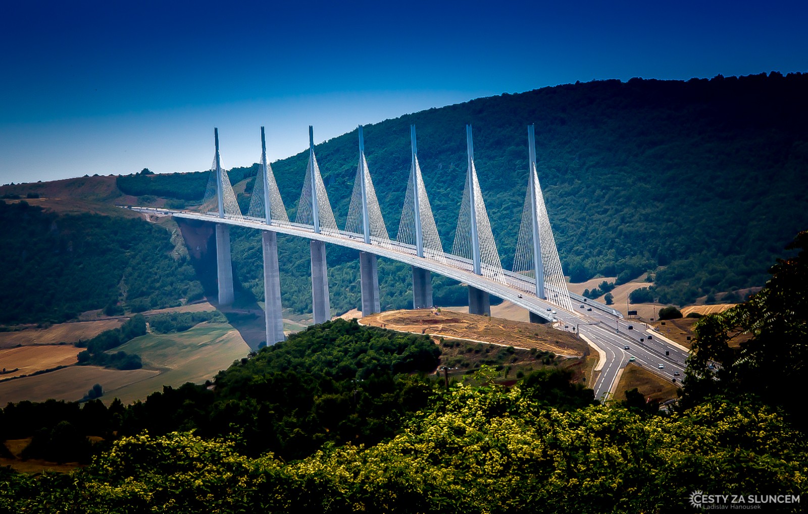 Viadukt Millau je dálniční most vystavěný roku 2014 poblíž stejnojmenného města. Je nejvyšší v Evropě a druhý nejvyšší na světě. Tvůrci stavby jsou francouzský projektant Michel Virlogeux a britský architekt Norman Foster. - Ladislav Hanousek, Jižní Francie