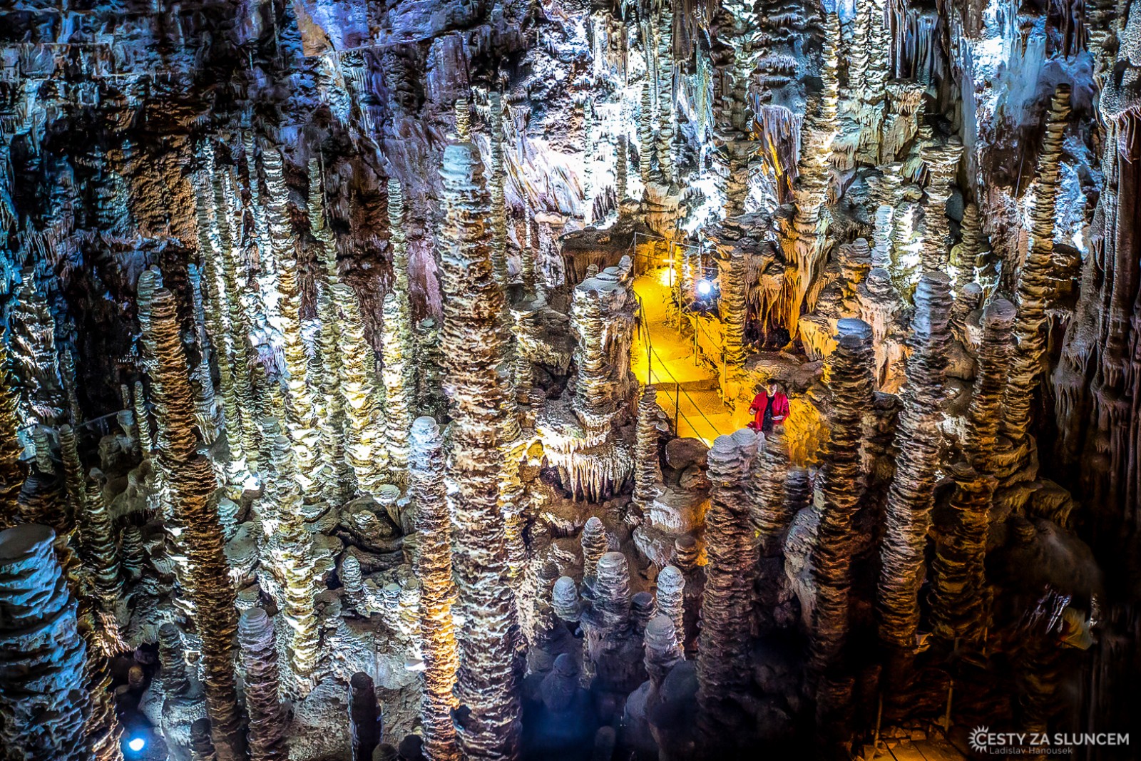 Aven Armand je jeskyně nalézající se mezi městy Meyrueis a Sainte-Enimie ve francouzském departementu Lozère. Samotná jeskyně se nachází na území obce Hures-la-Parade a je bohatostí své krápníkové výzdoby v Evropě ojedinělá. - Ladislav Hanousek, Jižní Francie