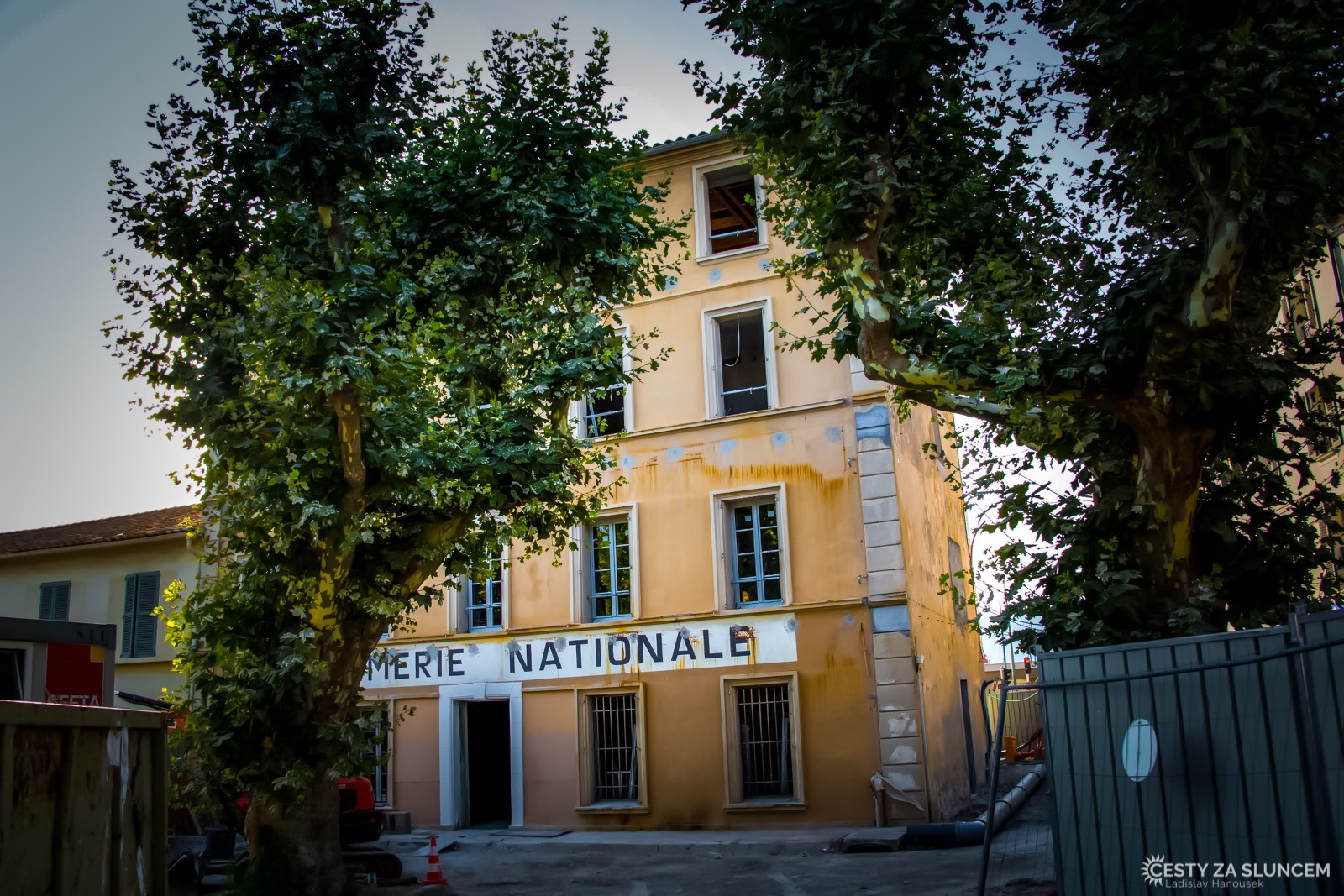 Saint-Tropez - četnická stanice (Četník ze Saint-Tropez), do roku 2019 bude v rekonstrukci, v budoucnosti zde bude muzeum. - Ladislav Hanousek, Jižní Francie