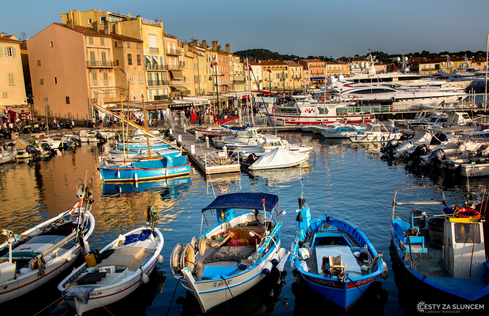Saint-Tropez je jedním z nejznámějších letovisek v départementu Var na jihu Francie v oblasti Francouzské riviéry, 44 km jihozápadně od Cannes. - Ladislav Hanousek, Jižní Francie