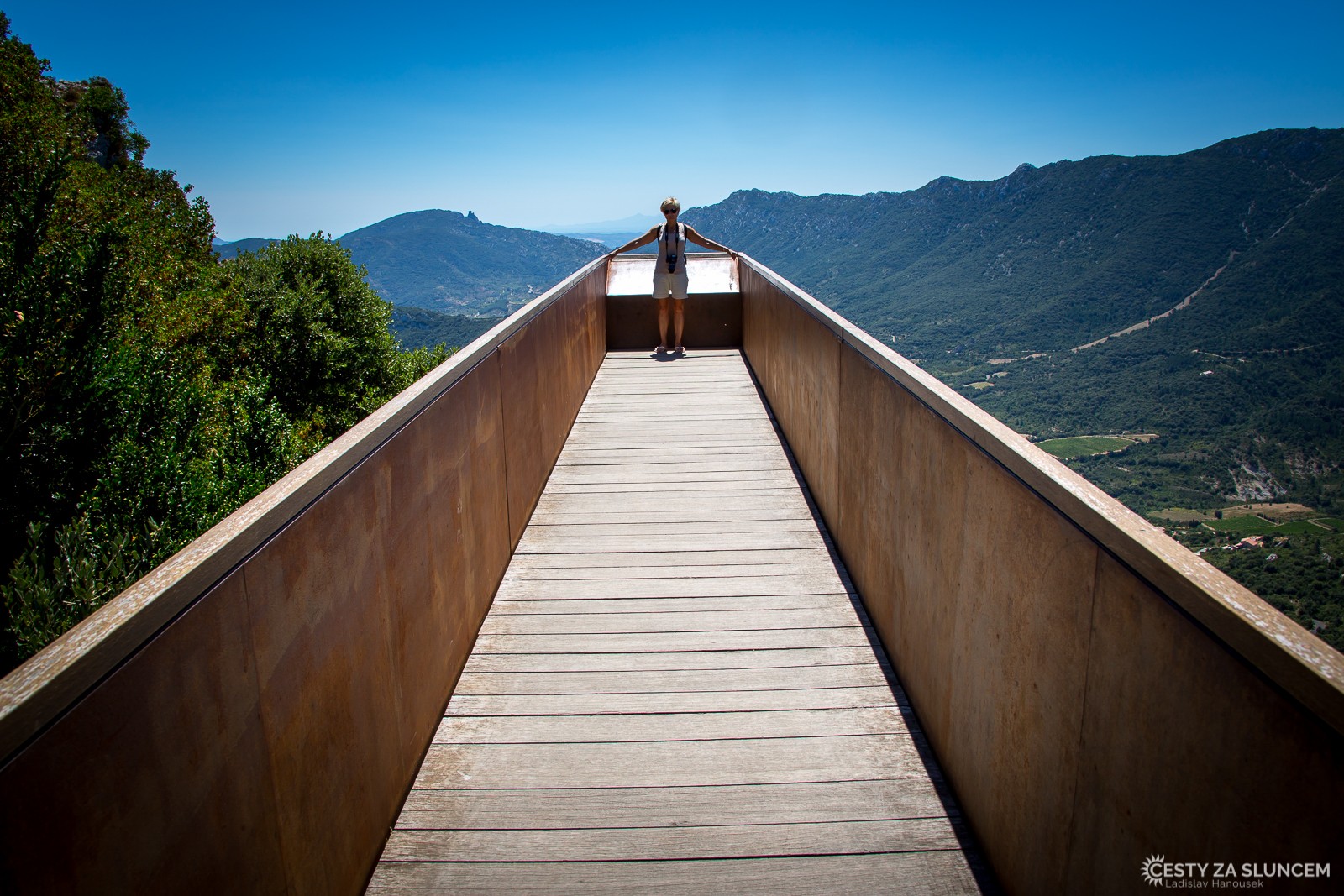 Chateau Peyrepertuse - vyhlídka na údolí pod hradem. - Ladislav Hanousek, Jižní Francie