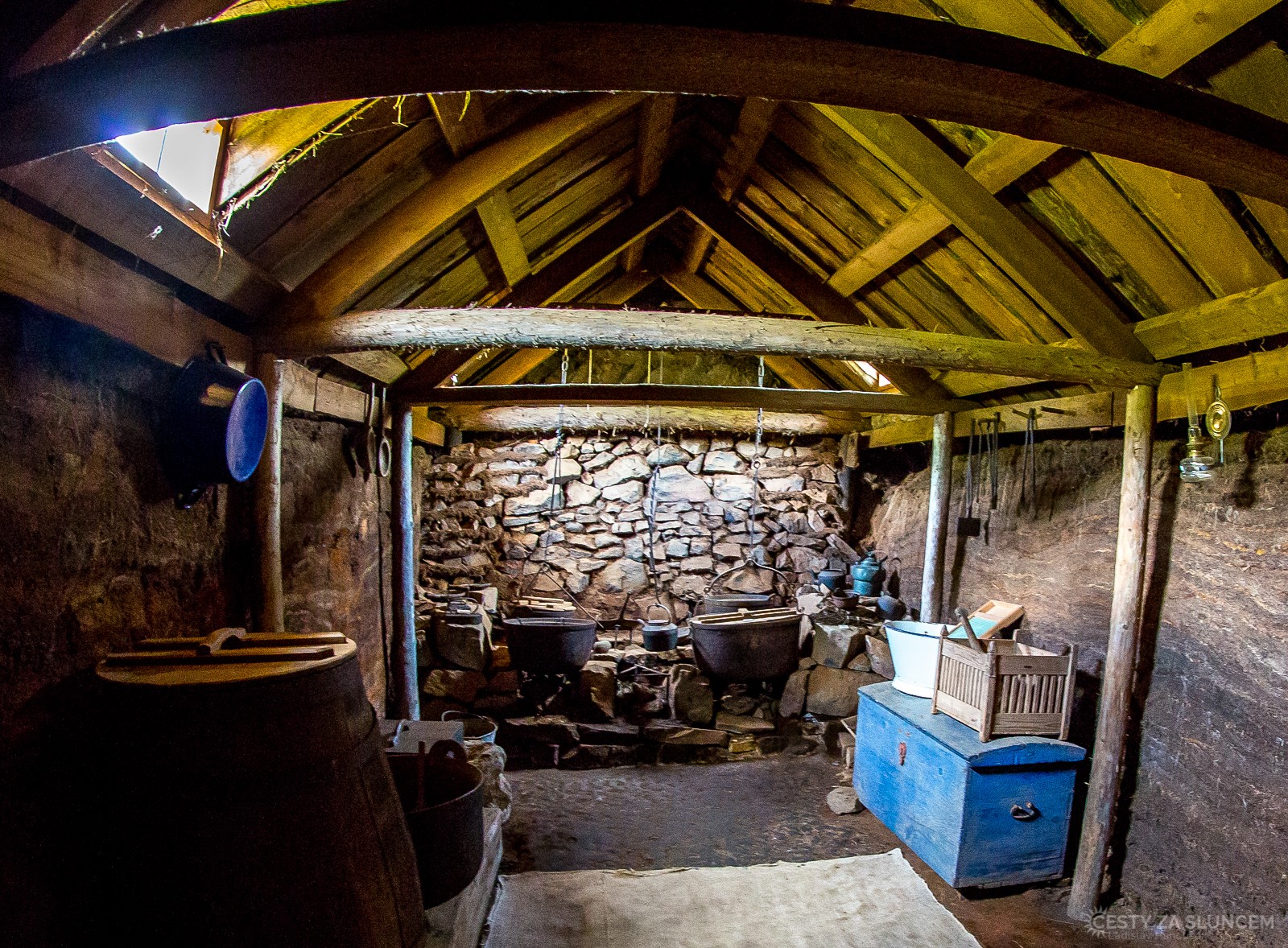 Ve skanzenu Glaumbaer je expozice původních obytných i hospodářských prostor starých Islanďanů. Pro ochranu před chladem jsou domy do poloviny zahloubené do země. - Ladislav Hanousek, Island