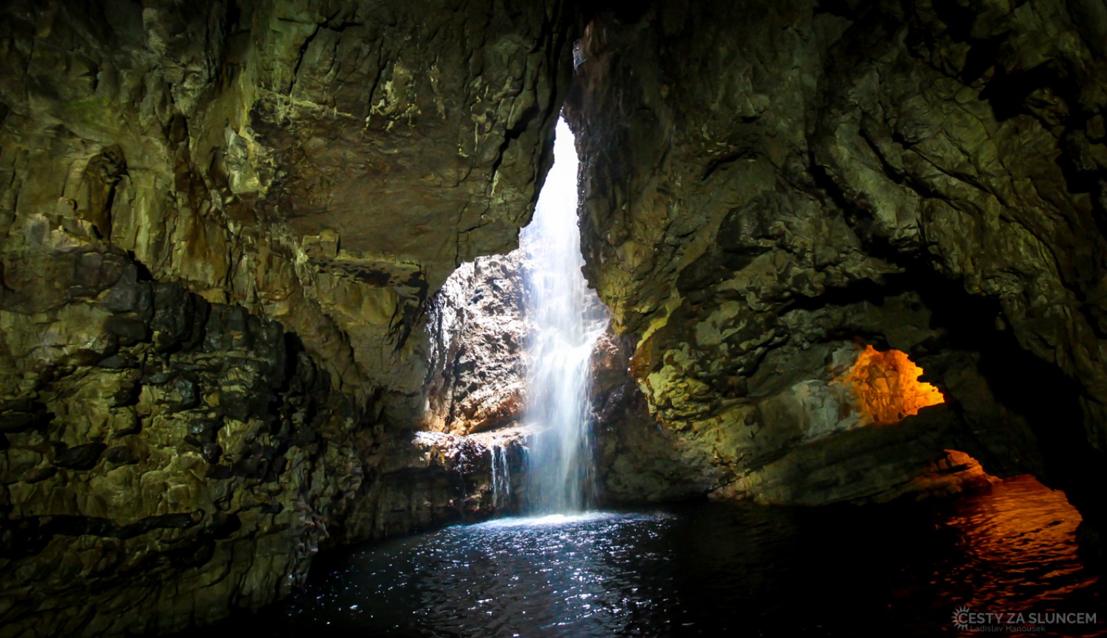Smoo Cave - jeskyně u městečka Durness na severním pobřeží. Je poměrně velká - 70 m dlouhá, 40 m široká a 15 m vysoká. Za malý poplatek nás po jeskyni povozí na loďce místní průvodce. - Ladislav Hanousek, Skotsko