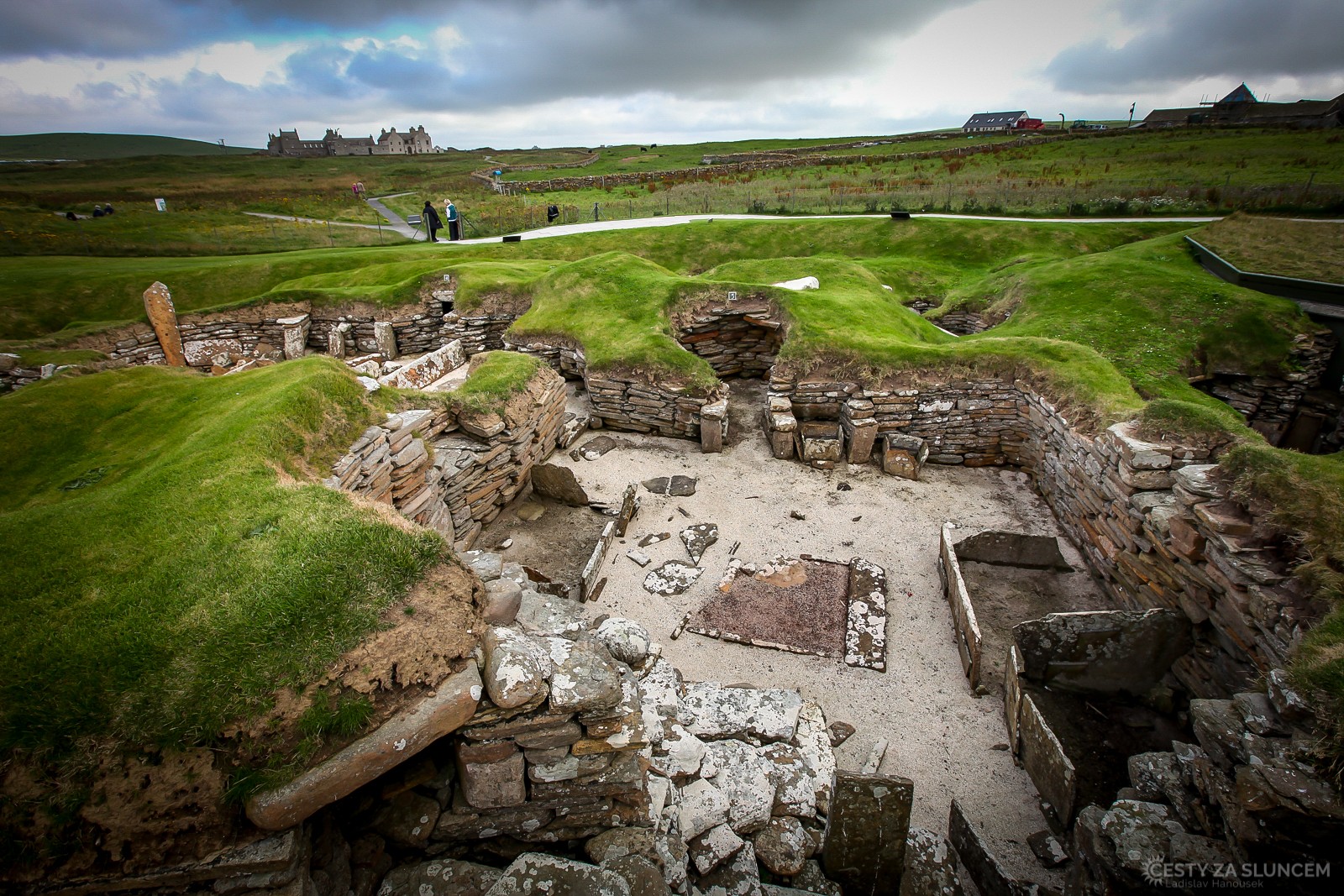 Orknejské ostrovy - Skara Brae, velká kamenná neolitická osada na Orknejských ostrovech ve Skotsku. Je tvořena deseti domy a byla obydlena v období mezi lety 3100-2500 př. n. l - Ladislav Hanousek, Skotsko