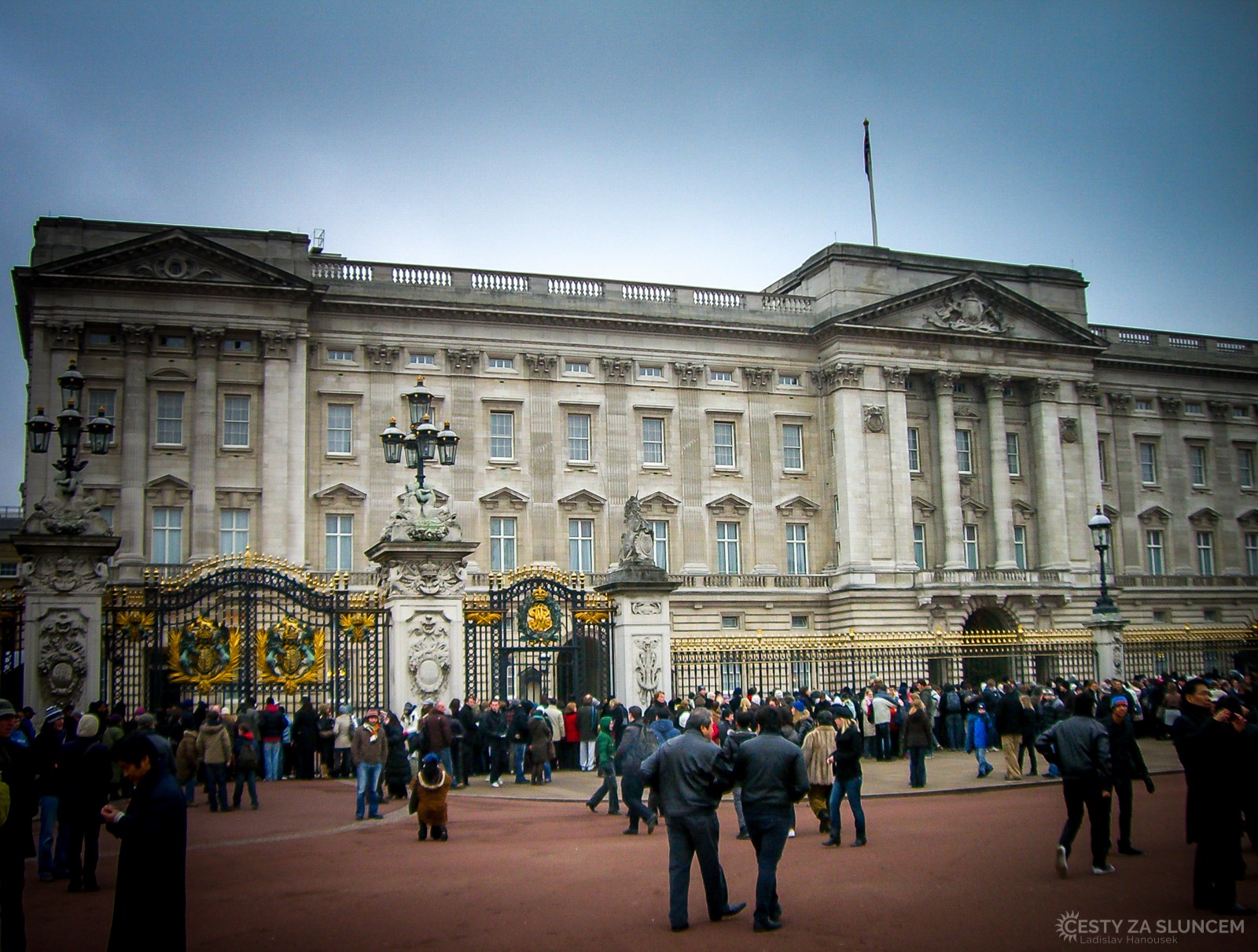 Buckinghamský palác - oficiální londýnské sídlo britské panovnice a největší královská pracovna na světě. - Ladislav Hanousek, Anglie