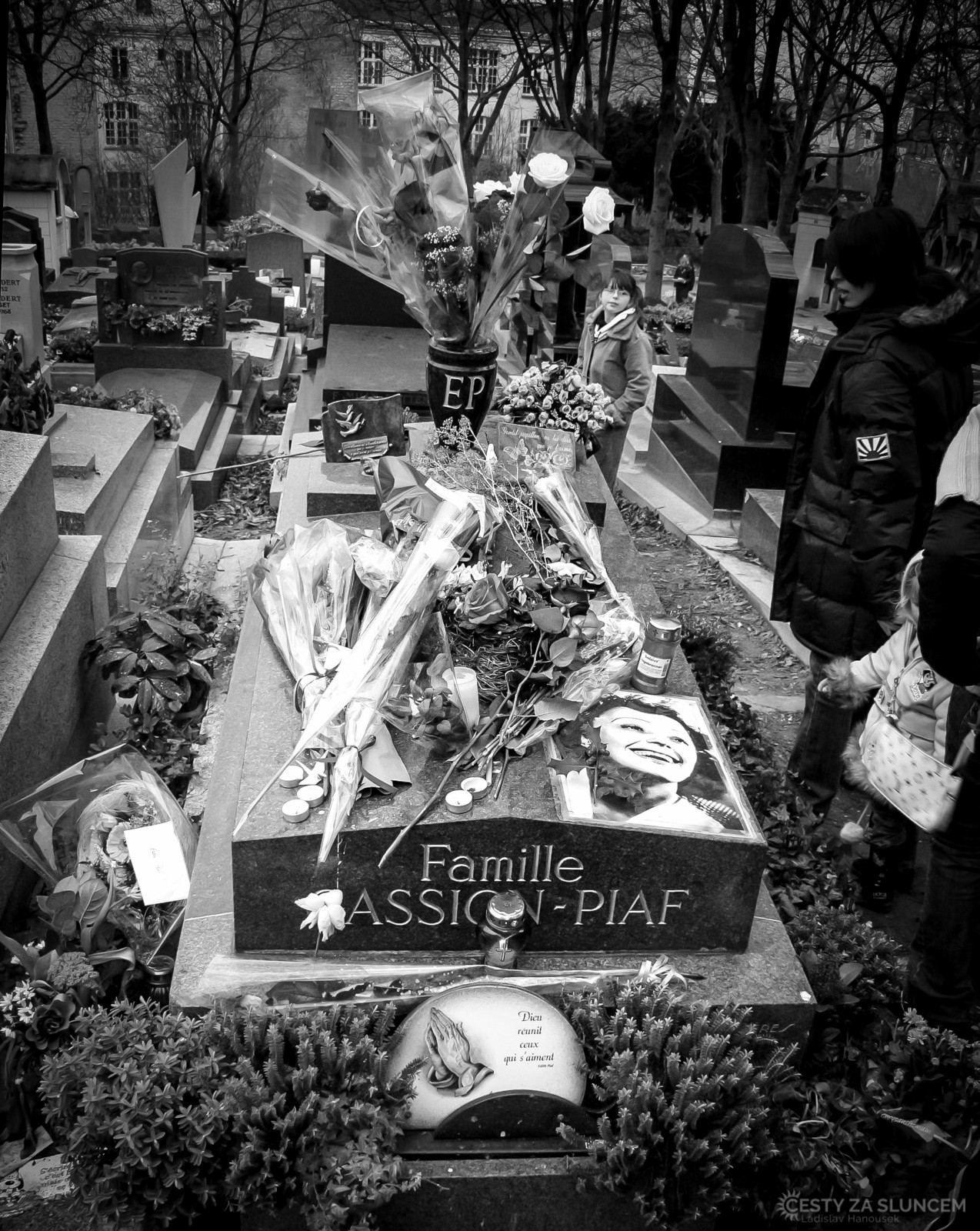 Na hřbitově Père-Lachaise je i hrob zpěvačky Edith Piaf. - Ladislav Hanousek, Paříž