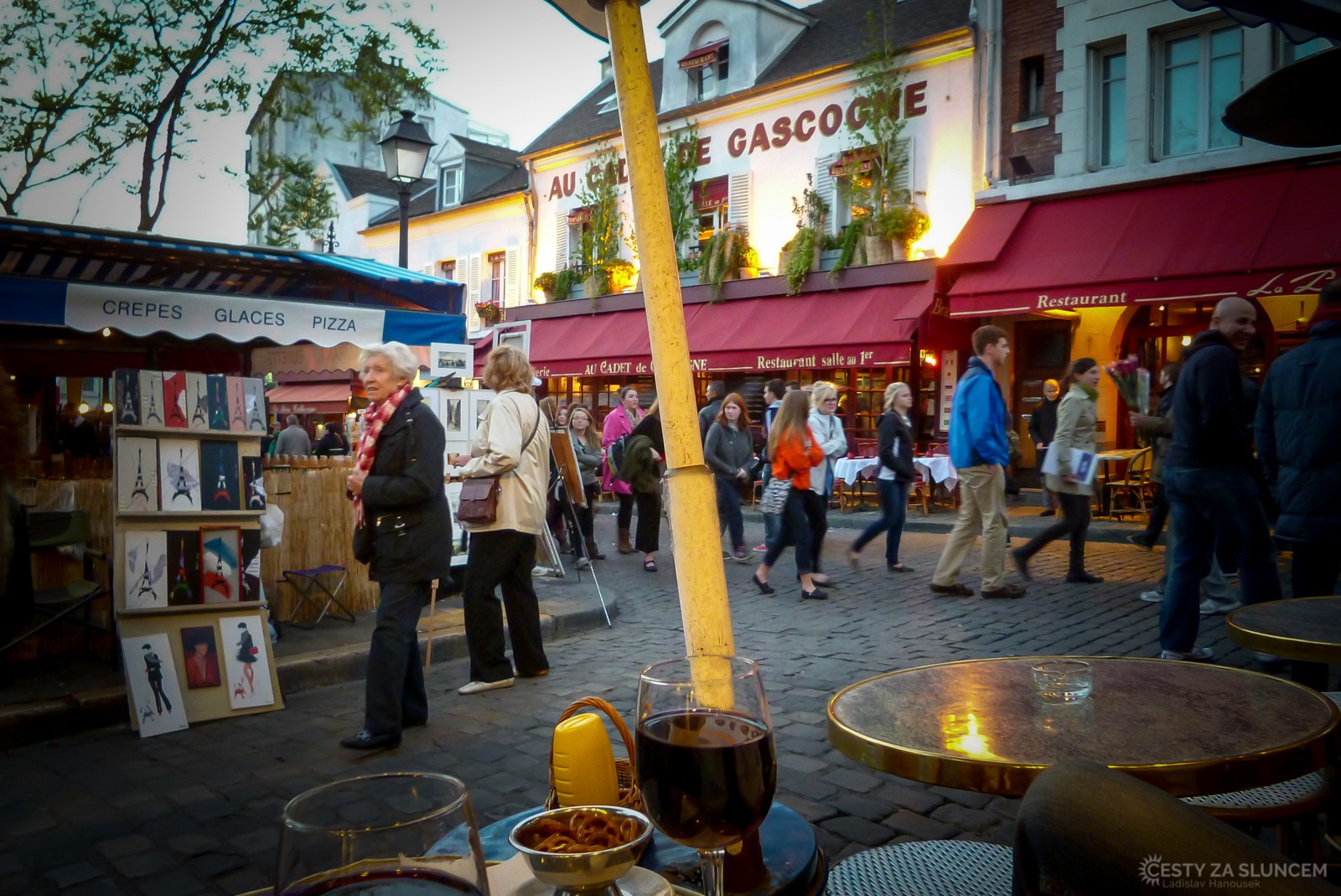 Za kostelem Sacré-Coeur na Montmartru je malé náměstí Place du Tertre. Je známé množstvím pouličních malířů a karikaturistů, kteří zde prodávají své výtvory turistům, je tu ale také mnoho útulných vináren s pouličními stolky, kde můžete posedět i v zimě pod plynovými hořáky ohřívajícími vzduch. - Ladislav Hanousek, Paříž