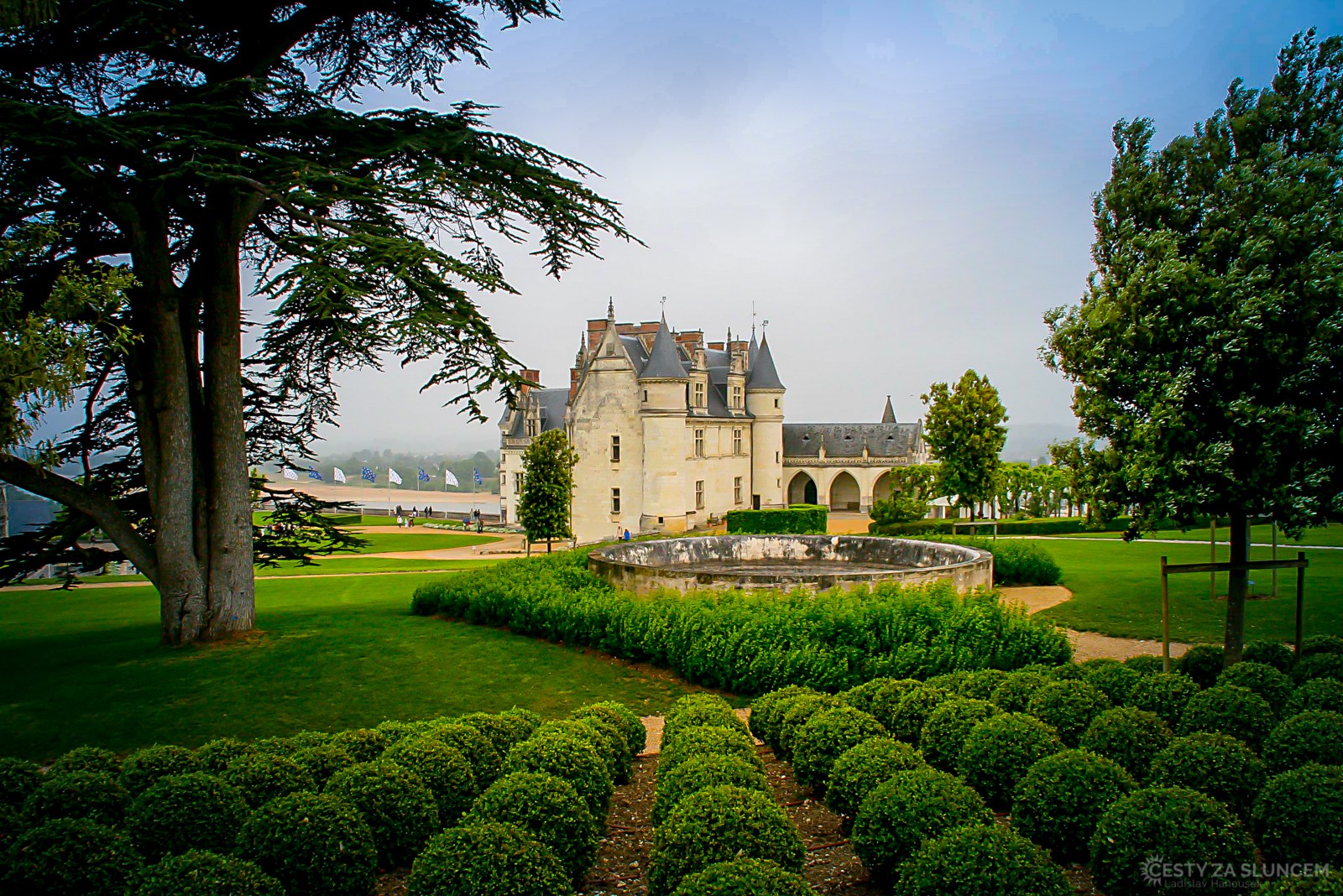 Chateaux Amboise. Zde je v kapli sv. Huberta pochován Leonardo da Vinci. - Ladislav Hanousek, Zámky na Loiře