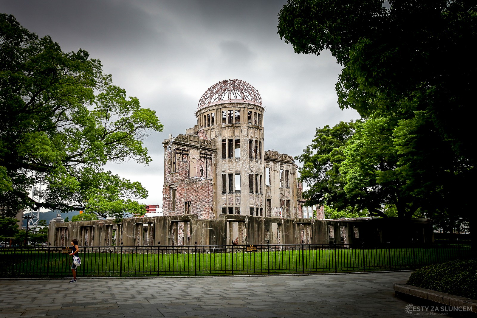 Hirošima - Průmyslový palác, nyní nazývaný Atomový dóm. Budova byla dokončen v dubnu 1915 podle projektu mladého českého architekta Jana Letzela. Patřila k dominantám města do 6. srpna 1945, kdy nad Hirošimou vybuchla atomová puma. Po jejím výbuchu byla silně poničena, ale ne úplně zničena jako budovy ostatní. Dílem to bylo použitým materiálem - betonem, dílem i proto, že bomba vybuchla přímo nad ní a tlaková vlna na ni dopadla přímo seshora. - Ladislav Hanousek, Japonsko