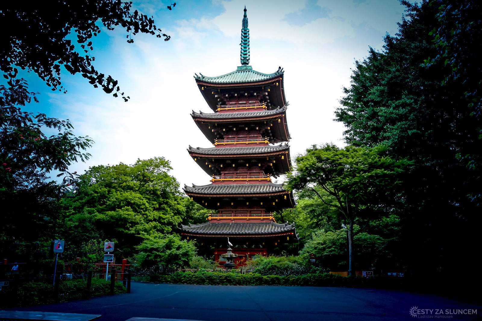 Tokio - typická sakrální buddhistická japonská stavba - pagoda. Pagoda měla původně sloužit k uchovávání ostatků význačných mistrů či k uložení jiných cenných předmětů. Tato je v areálu tokijské zoologické zahrady. - Ladislav Hanousek, Japonsko