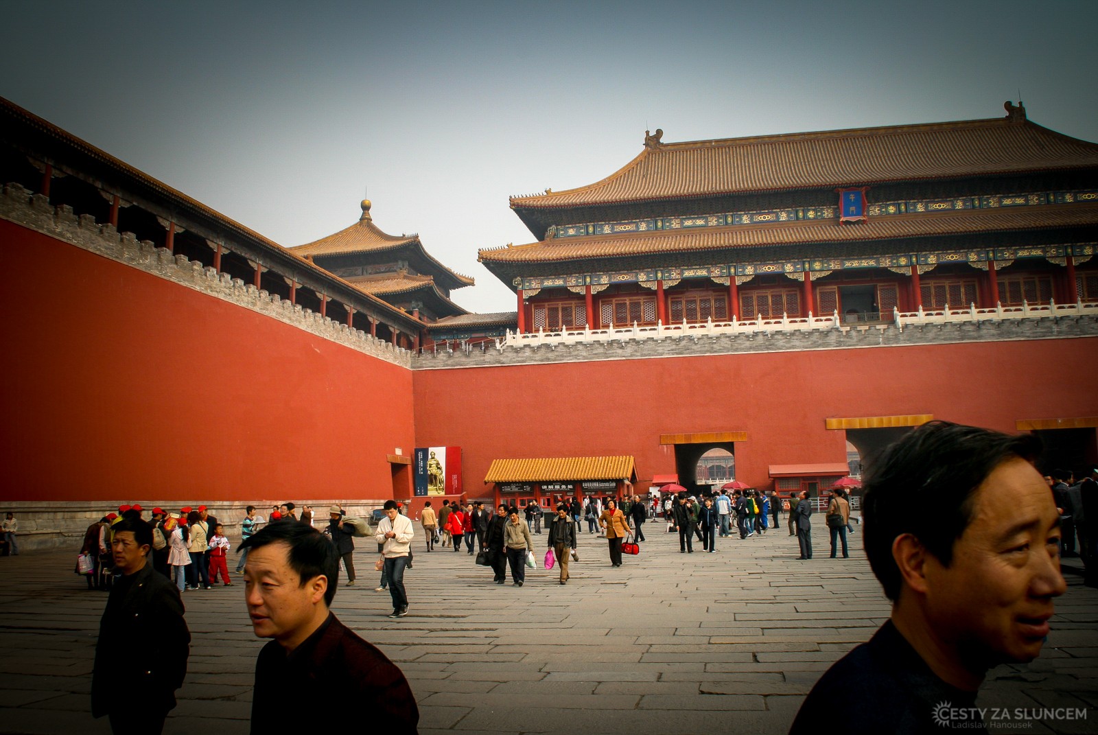 Peking - Zakázané město. To bylo sídlem císařů od 15. století, kdy jej císař Jung-le nechal postavit. Většina dochovaných budov však pochází až z 18. století. Reprezentovalo vzdáleného a nedotknutelného císaře. Od ostatních částí města je dodnes odděleno mohutnými příkopy a hradbami. Směl se tu zdržovat jen císař s doprovodem, ostatním smrtelníkům sem byl vstup pod hrozbou smrti přísně zakázán po dobu pěti set let. Město bylo domovem 24 císařů dvou dynastií – Ming a Čching. Dnes je přístup do Zakázaného města volný, stále ho však hlídá mnoho vojáků i policistů v civilu.

Na stavbu bylo povoláno roku 1406 milión dělníků císařem Jung-le. Náklady byly nesmírné. Stavba města byla dokončena roku 1420. Město má čtvercový půdorys a za jeho 12,5 m vysokými zdmi není jediná budova jak bylo zvykem na západě, ale soubor vícero síní, paláců a chrámů propojených průchody a chodbami. - Ladislav Hanousek, Čína