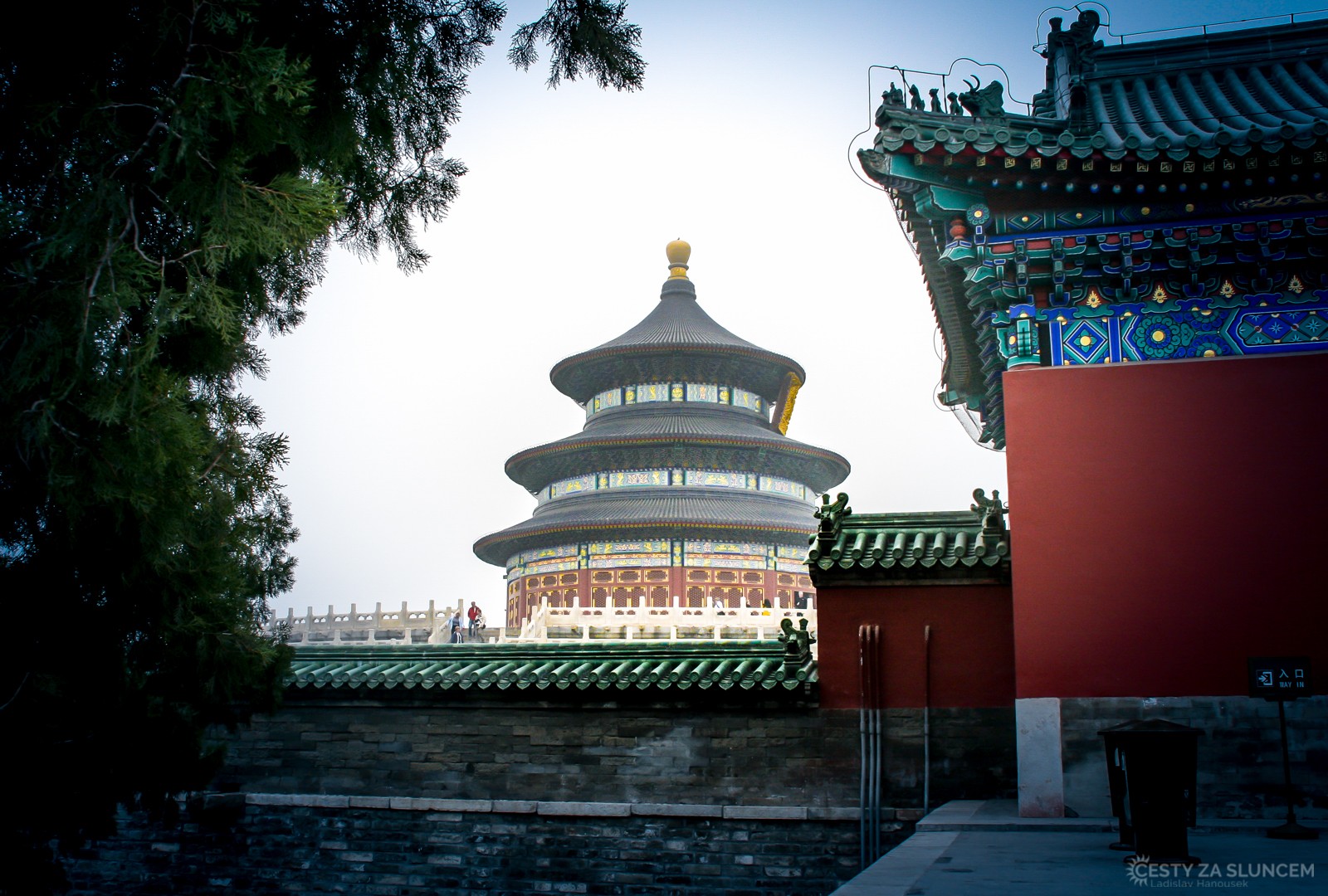 Chrám nebes je komplex taoistických chrámů v obvodě Tung-čcheng v historické části Pekingu. Jeho počátky sahají do začátku 15. století. Čínští císařové se zde modlili za dobrou sklizeň - Ladislav Hanousek, Čína