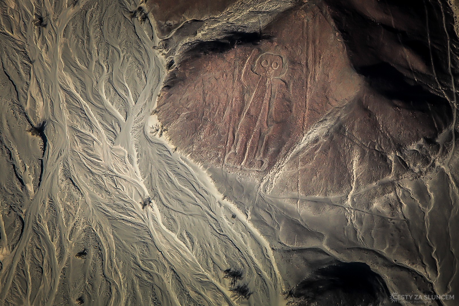 Až když se přiblížíme, vidíme postavu, kterou Erich von Däniken pokládal za kosmonauta. - Ladislav Hanousek, Peru