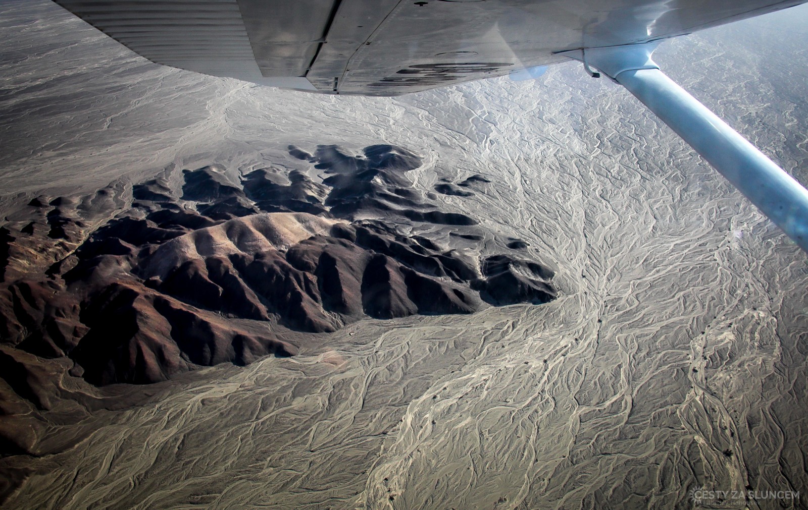 Planina Nazca začíná při pohledu z letadla dost nenápadně. - Ladislav Hanousek, Peru