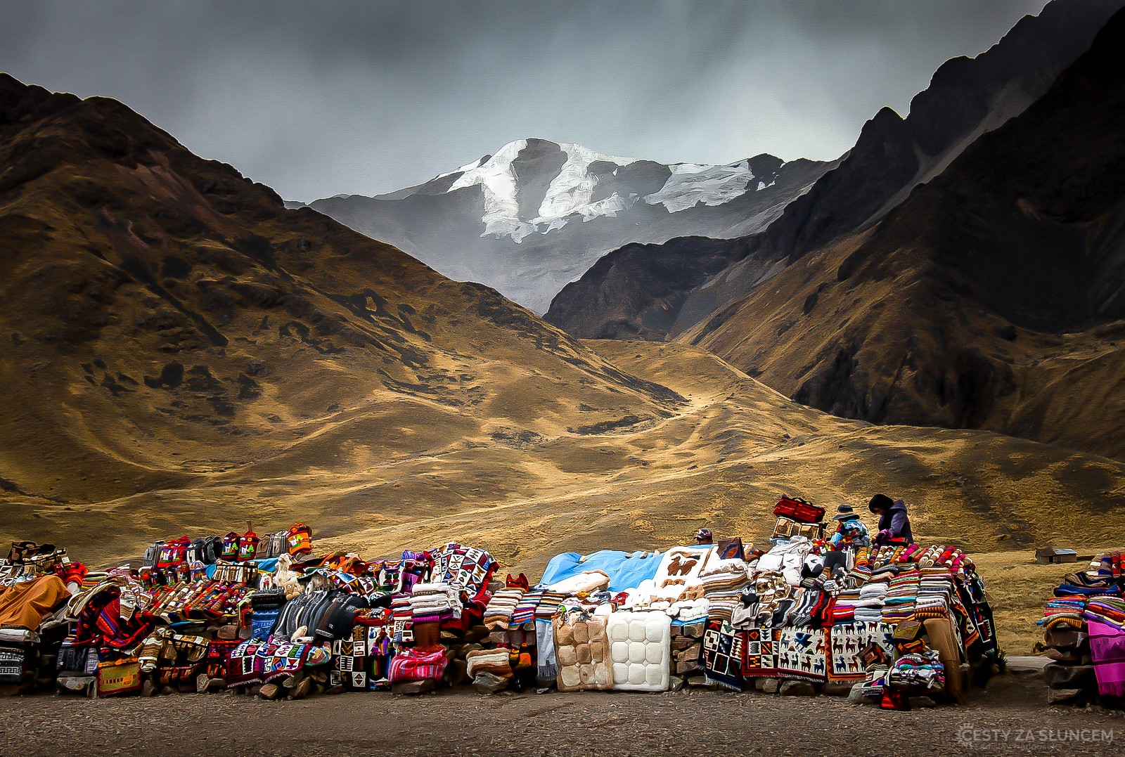 V andských průsmycích prodávají indiáni své výrobky. - Ladislav Hanousek, Peru