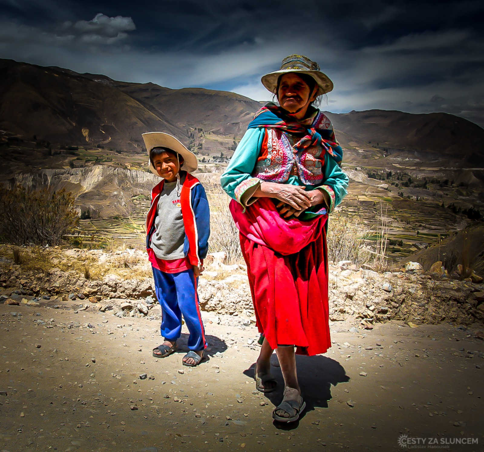 Oblečení má v Peru vždy zářivé, jasné barvy. To není skanzen, takto jsou v Peru oblečené všechny starší ženy. - Ladislav Hanousek, Peru