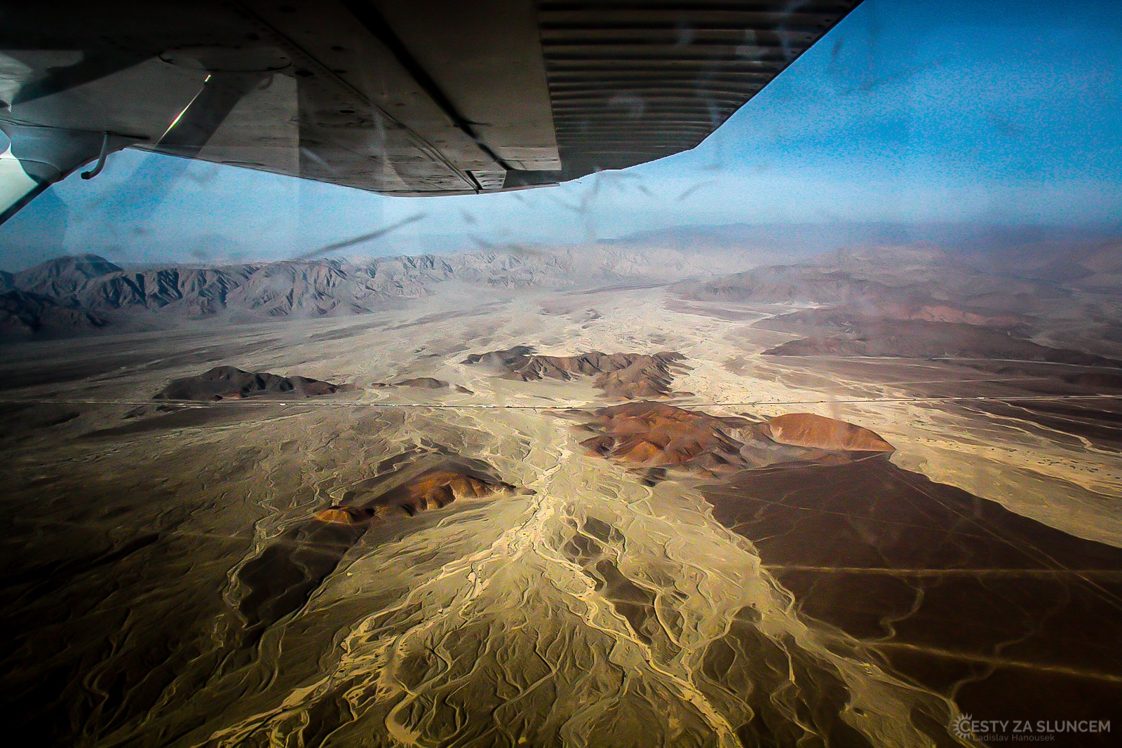 Postupně se na planině Nazca objevují barvy.. - Ladislav Hanousek, Peru