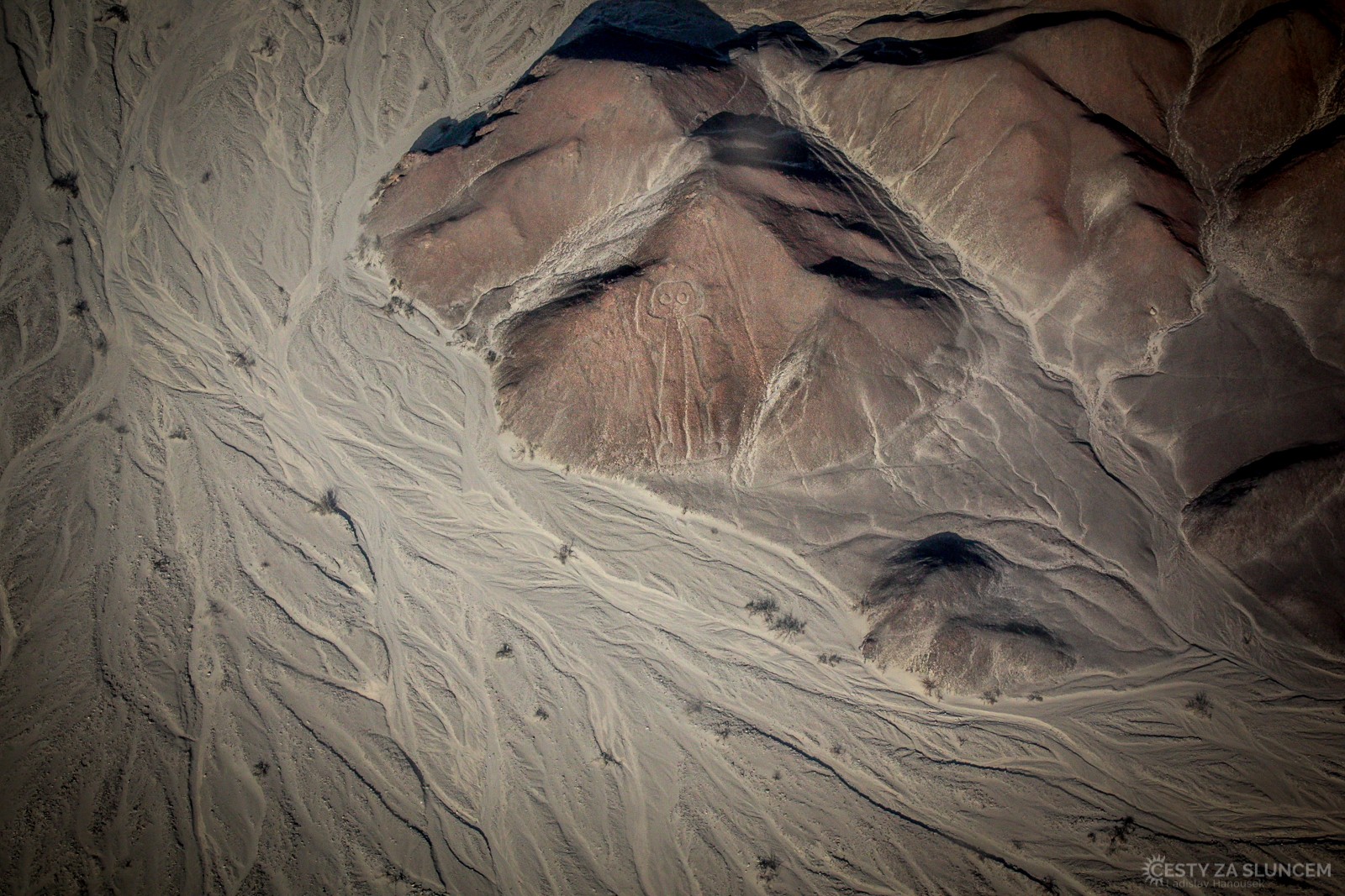 ...ale to nejzajímavější nás na planině Nazca teprve čeká. První geoglyf vidíme zprvu jen z dálky a nezřetelně. - Ladislav Hanousek, Peru