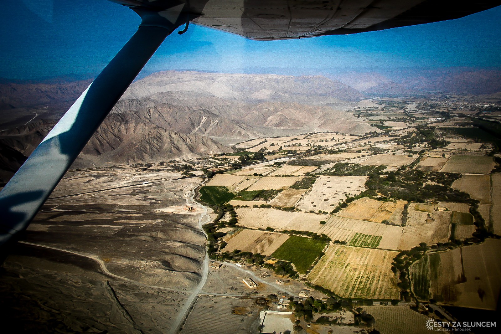 Východní část planiny Nazca a hory v Distrito de Acarí. - Ladislav Hanousek, Peru