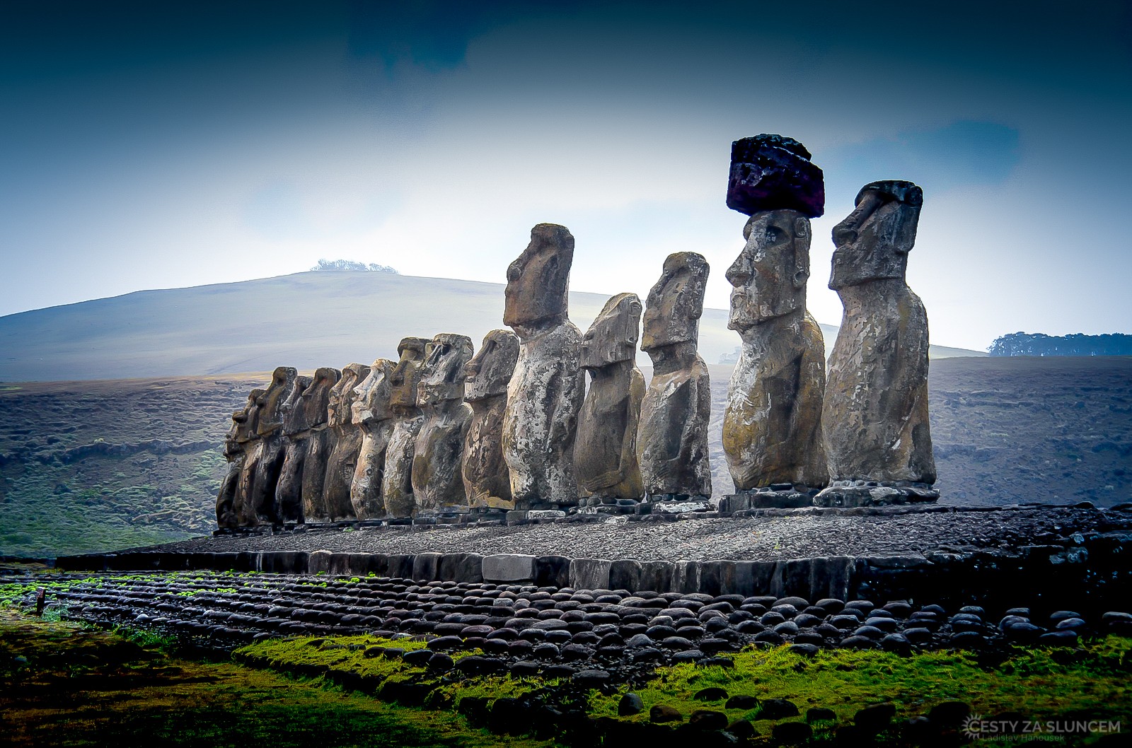 Skupina soch Ahu Tongariki na jihu ostrova - Ladislav Hanousek, Velikonoční ostrov
