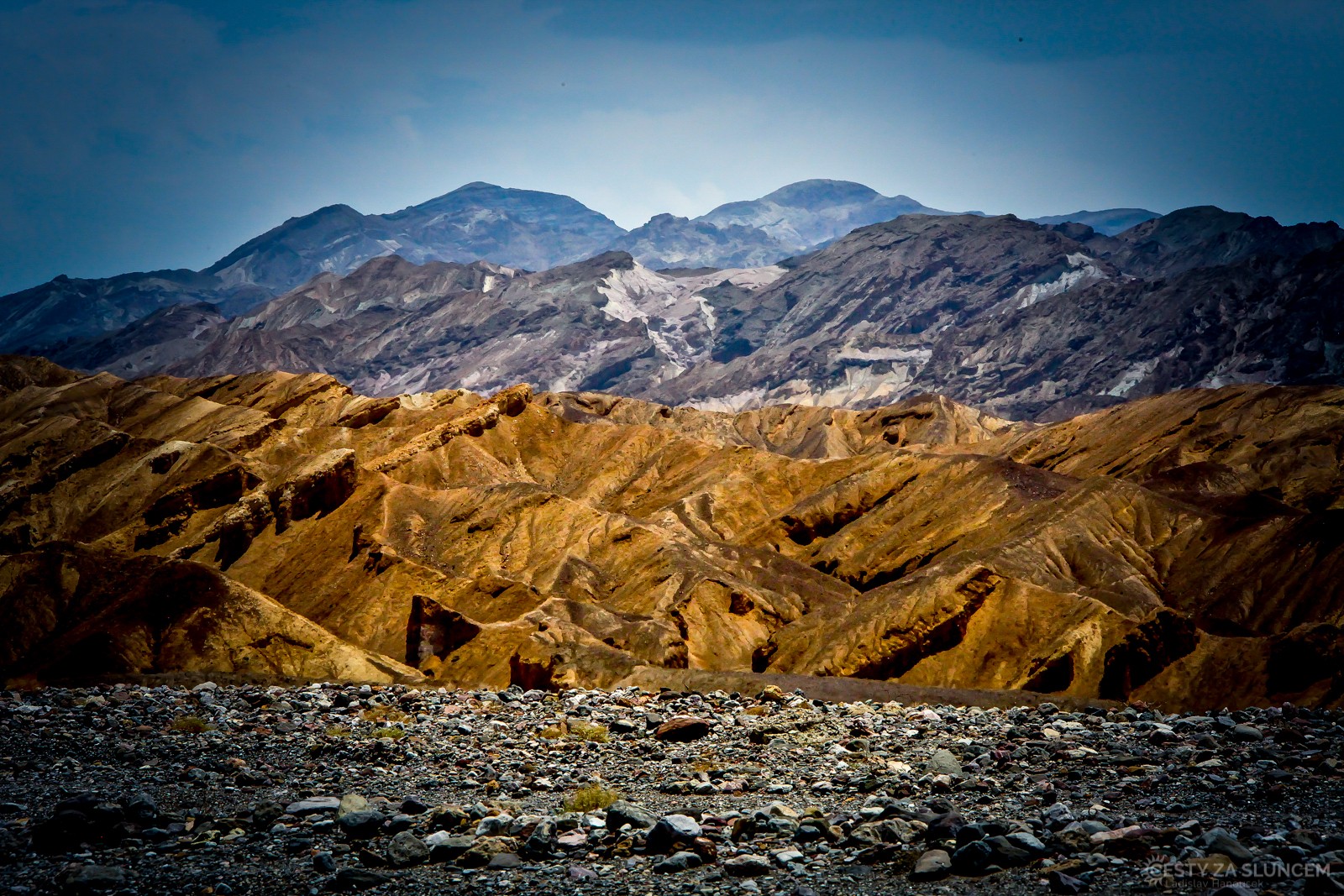 Barva hornin je tu od sytě černé přes hnědou až k odstínům červené a žluté. - Ladislav Hanousek, Death Valley NP