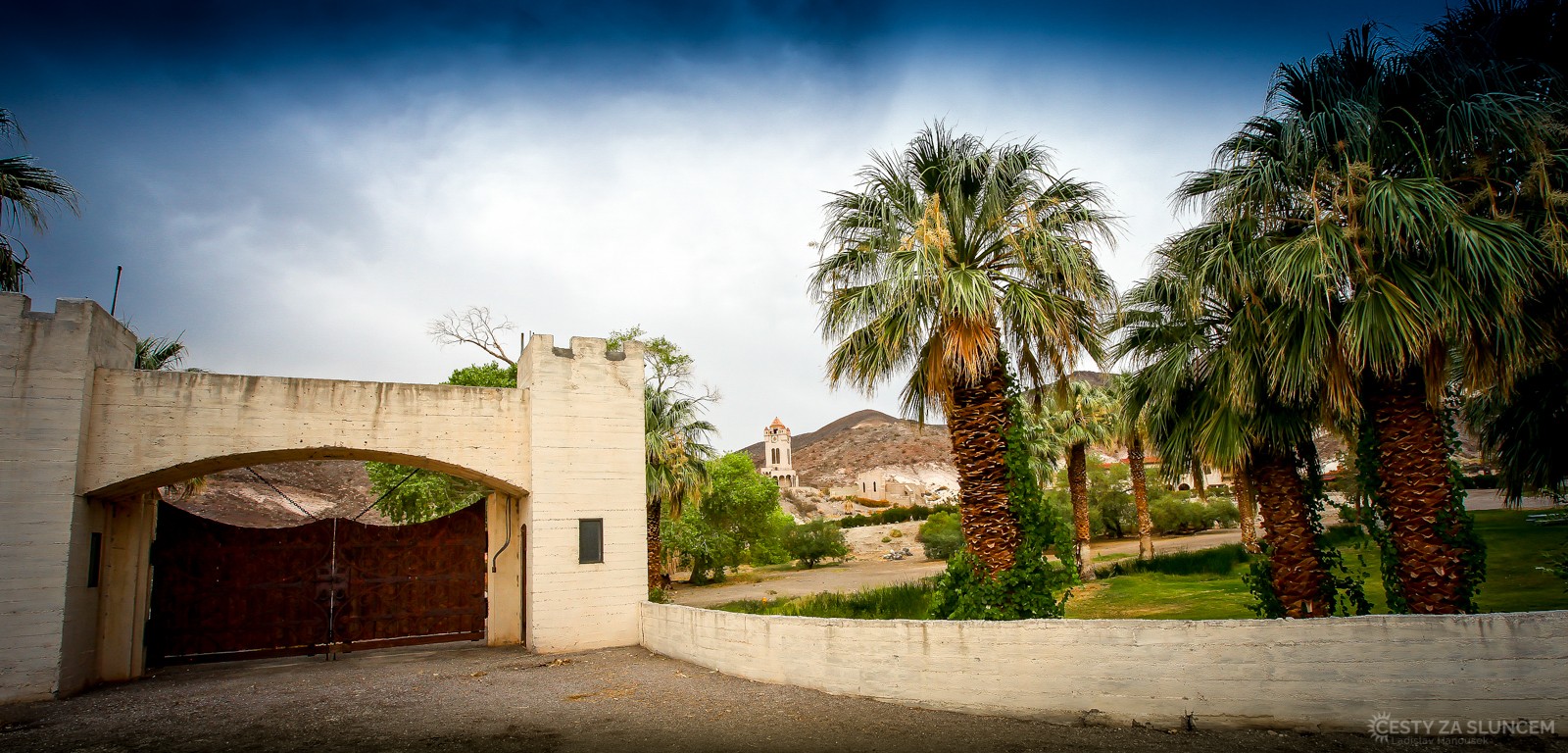Scoty´s Castle. V roce 2018 již zavřený, přístupová silnice byla zničena povodní. - Ladislav Hanousek, Death Valley NP