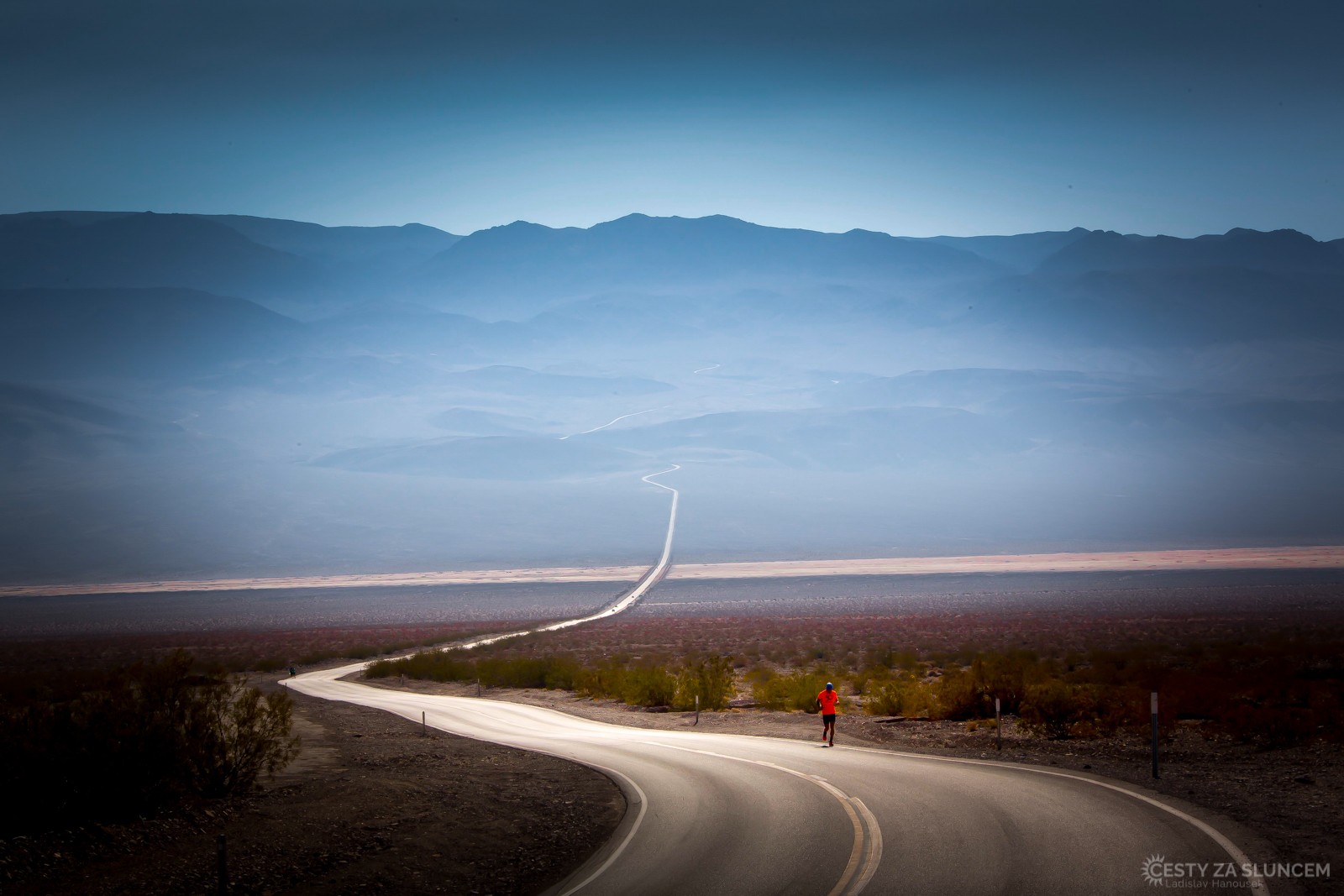 Silnice před Death Valley prochází horami Panamint Range - Ladislav Hanousek, Death Valley NP