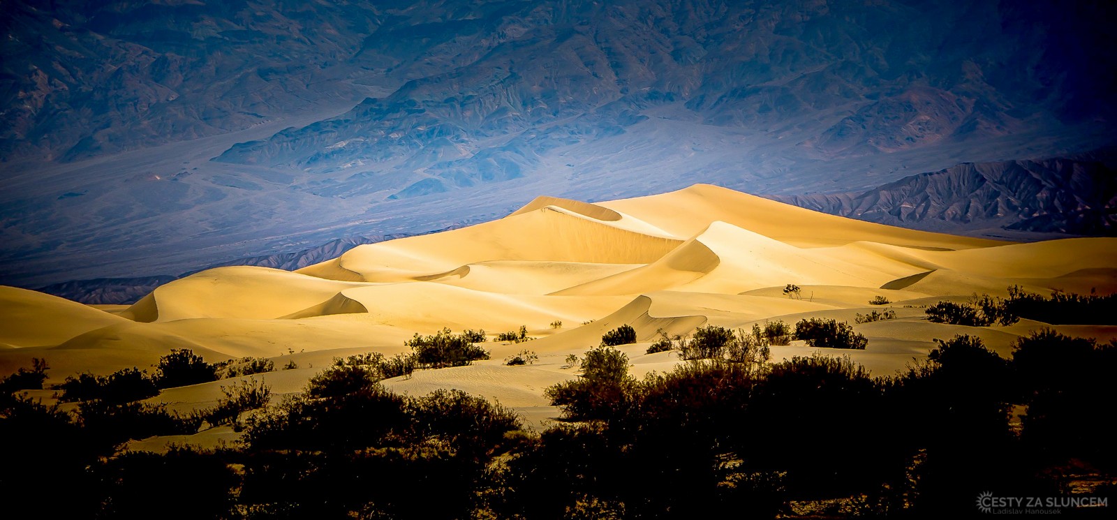 Písek je tu v létě rozpálený tak, že nelze chodit na boso. Přesto je tu krásně. - Ladislav Hanousek, Death Valley NP