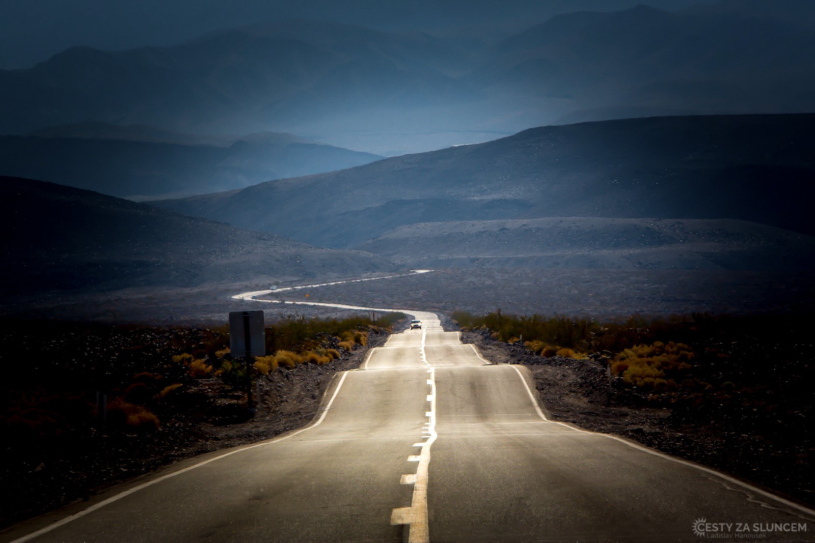 Do Las Vegas (to je ale již ve státě Nevada) je z Death Valley jen dvě hodiny jízdy autem. - Ladislav Hanousek, Death Valley NP