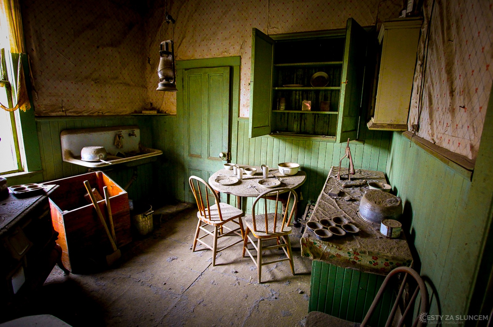 Ghost Town Bodie. Interiéry některých zlatokopeckých domů zůstaly v téměř původním stavu. - Ladislav Hanousek, Yosemite NP