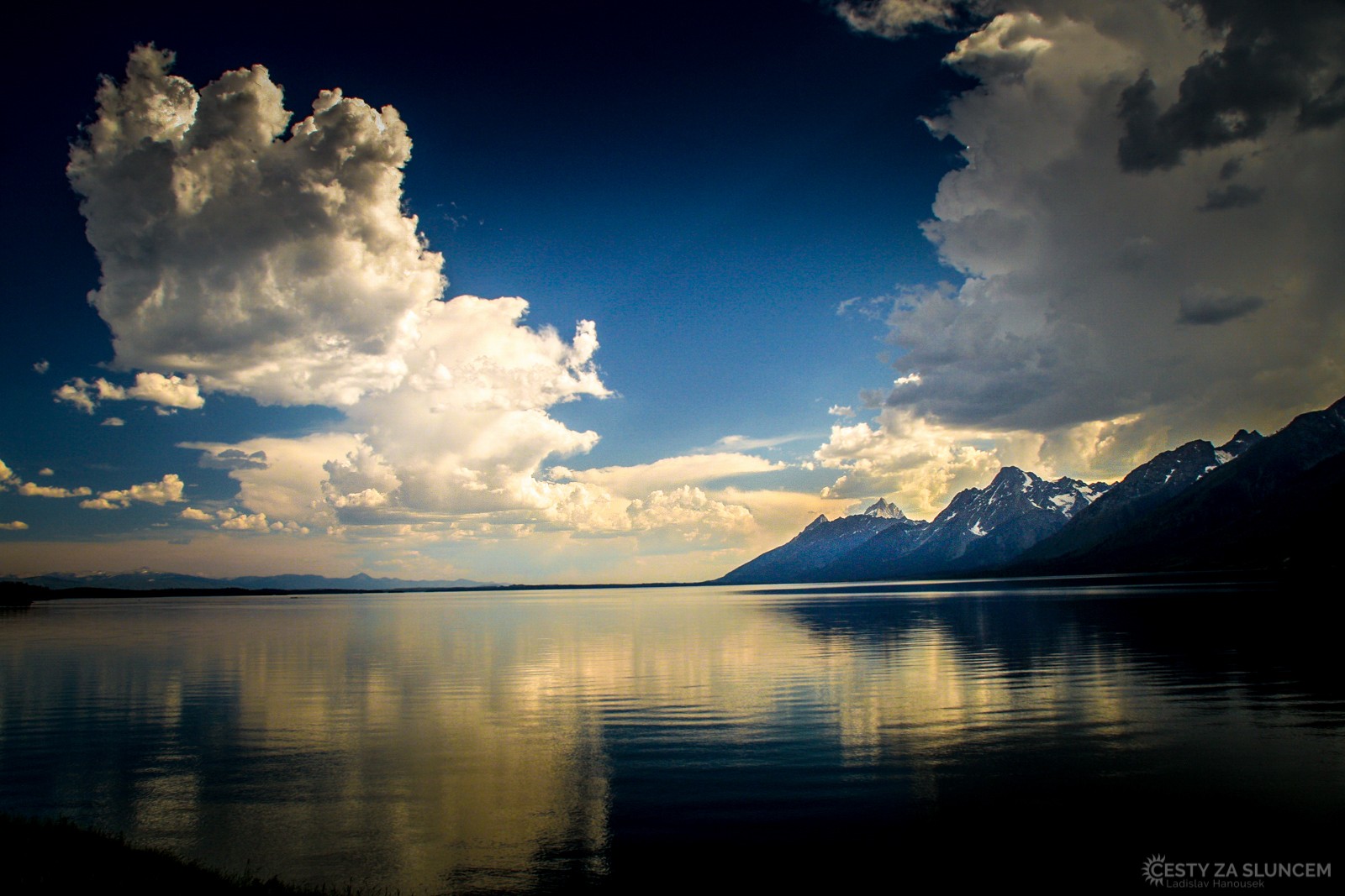V jezeře Jackson Lake se zrcadlí štíty pohoří Grand Teton - Ladislav Hanousek, Grand Teton