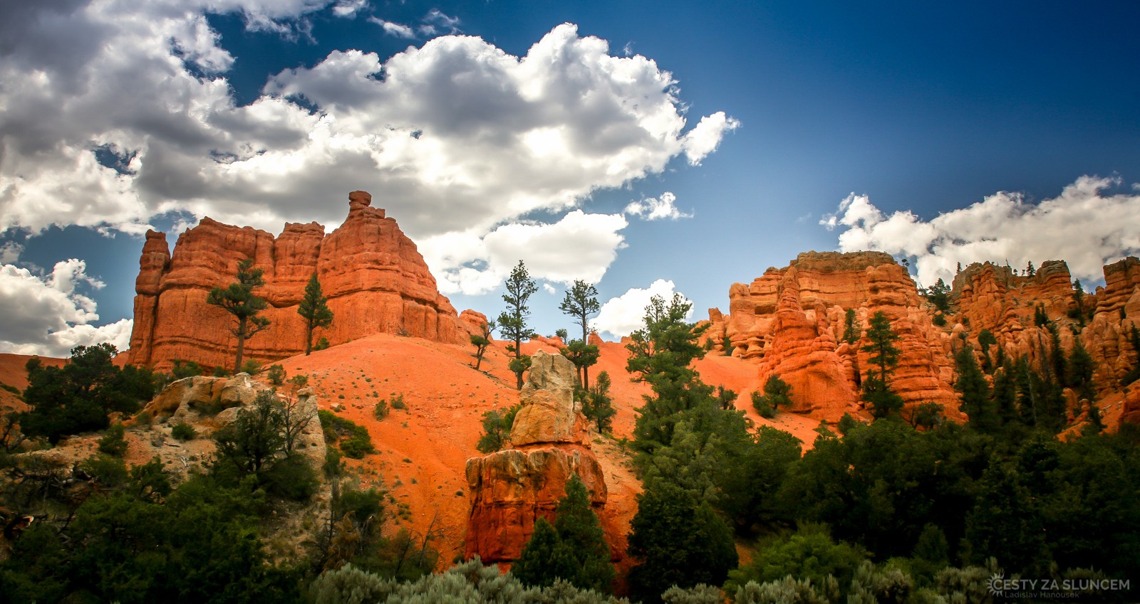 Rudá barva skal je nejsytější těsně před kaňonem - v Red Canyon. - Ladislav Hanousek, Bryce Canyon