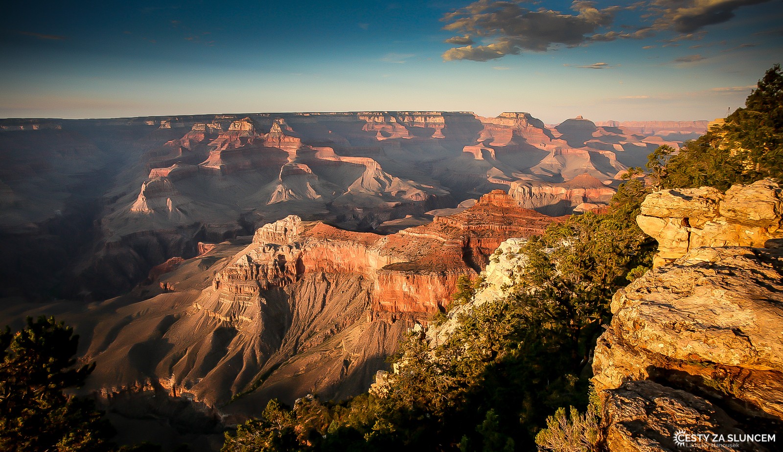 Těsně před západem slunce mají skály syté barvy v tónech od žluté až po červenou a hnědou - Ladislav Hanousek, Grand Canyon NP - South Rim