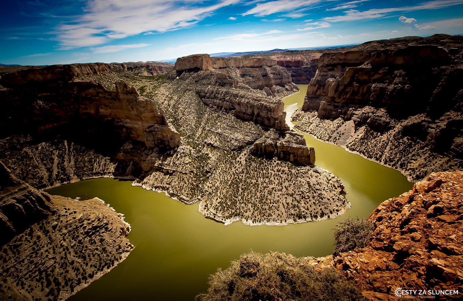 Vysoko nad jezerem Bighorn Lake v rekreační oblasti Bighorn Canyon je hezká vyhlídka na Ďáblův kaňon - Ladislav Hanousek, Devils Tower