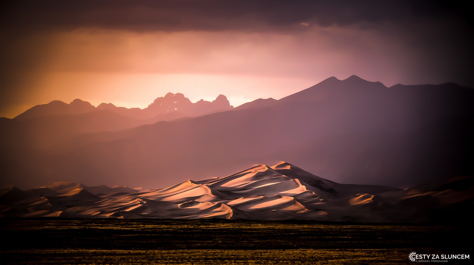 V podvečerním slunci jsou duny nejkrásnější. Mají oranžovou až světle fialovou barvu. - Ladislav Hanousek, Great Sand Dunes NP
