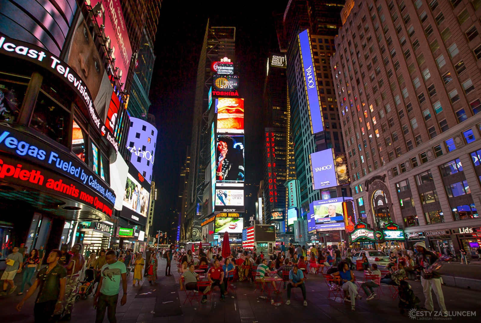 Time Square je symbolem nočního Manhattanu. Je ohraničeno Sedmou Avenue, 45.  a 47. ulicí. - Ladislav Hanousek, New York