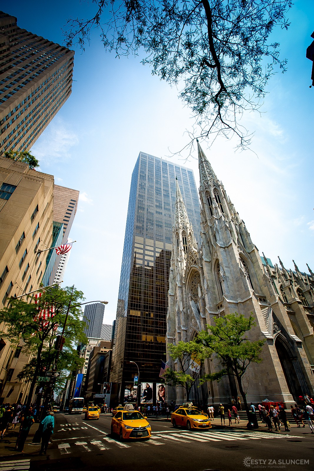 Katedrála St. Patrick´s na 5. Avenue je 106 m vysoká a na délku měří 101 metrů. - Ladislav Hanousek, New York