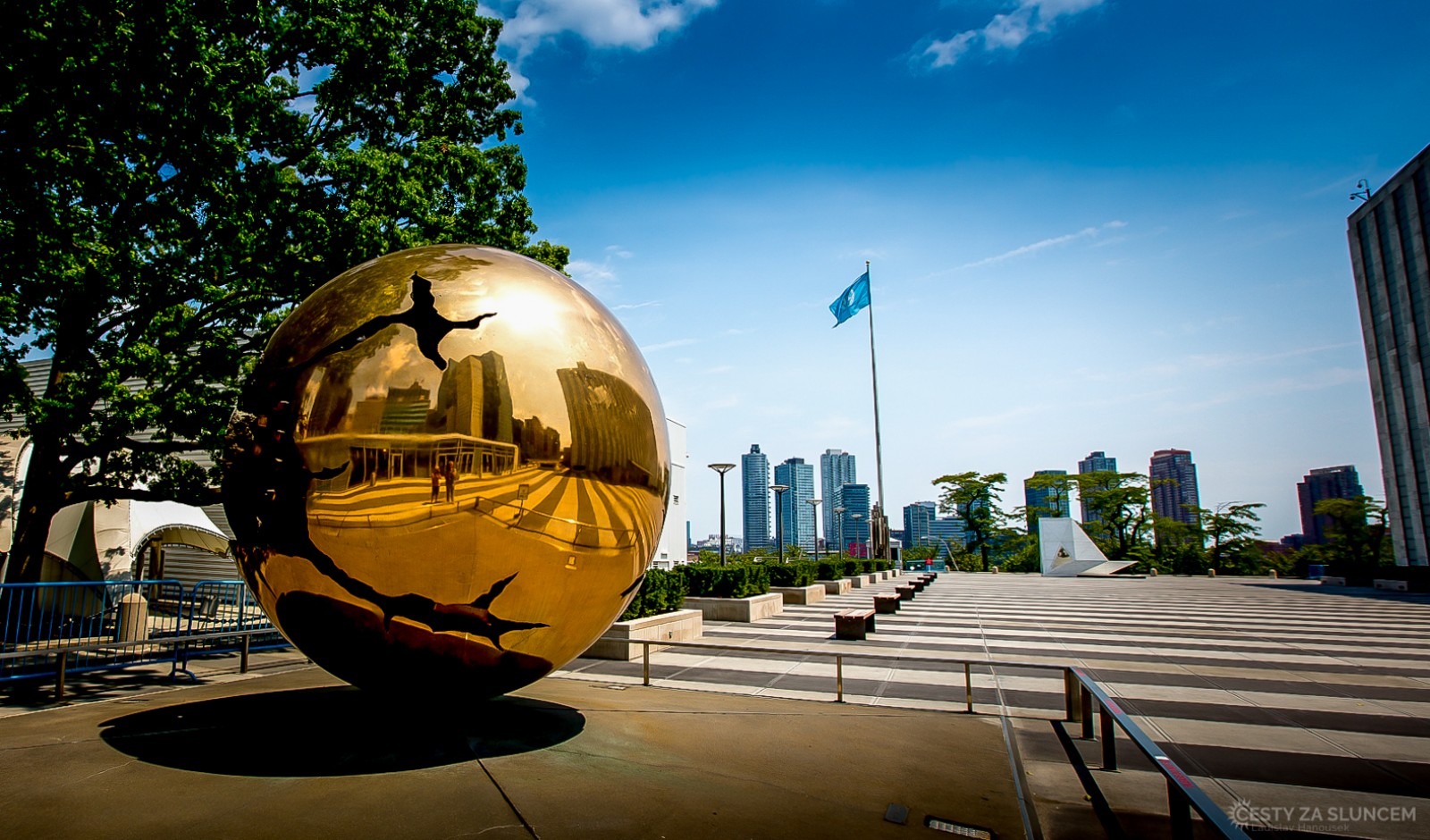 Vstup do budovy sekretariátu OSN je z nábřeží na úrovni 42. ulice - Ladislav Hanousek, New York