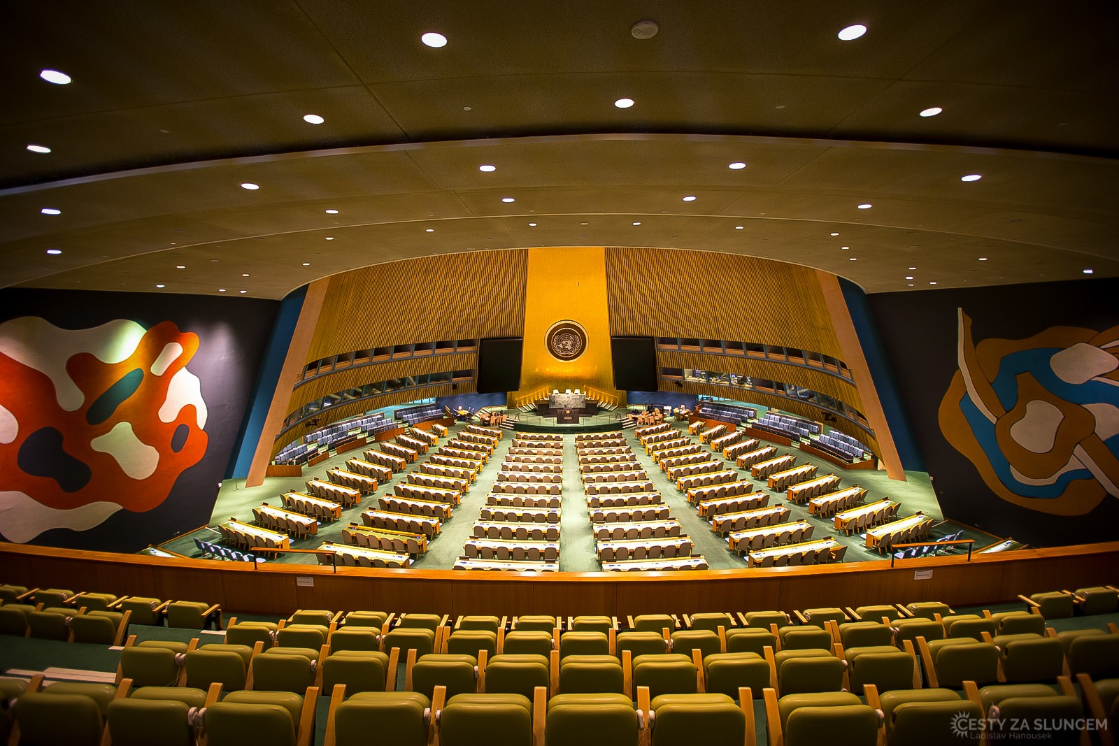 Do sálu Valného shromáždění OSN nás zavede průvodce v rámci komentované hodinové prohlídky budov OSN. - Ladislav Hanousek, New York